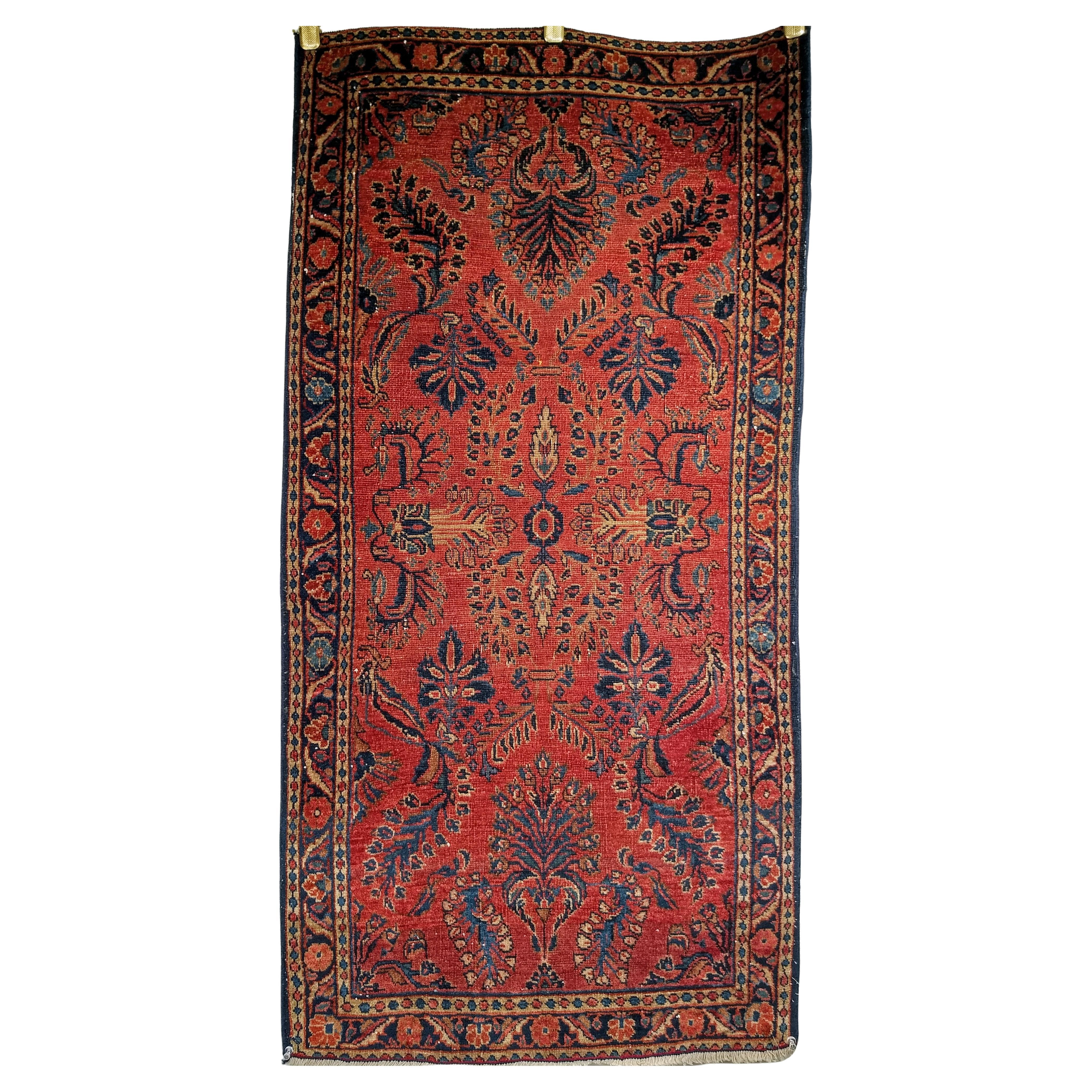 Tappeto antico persiano Lilian Sarouk nei colori rosso, blu e blu. in vendita