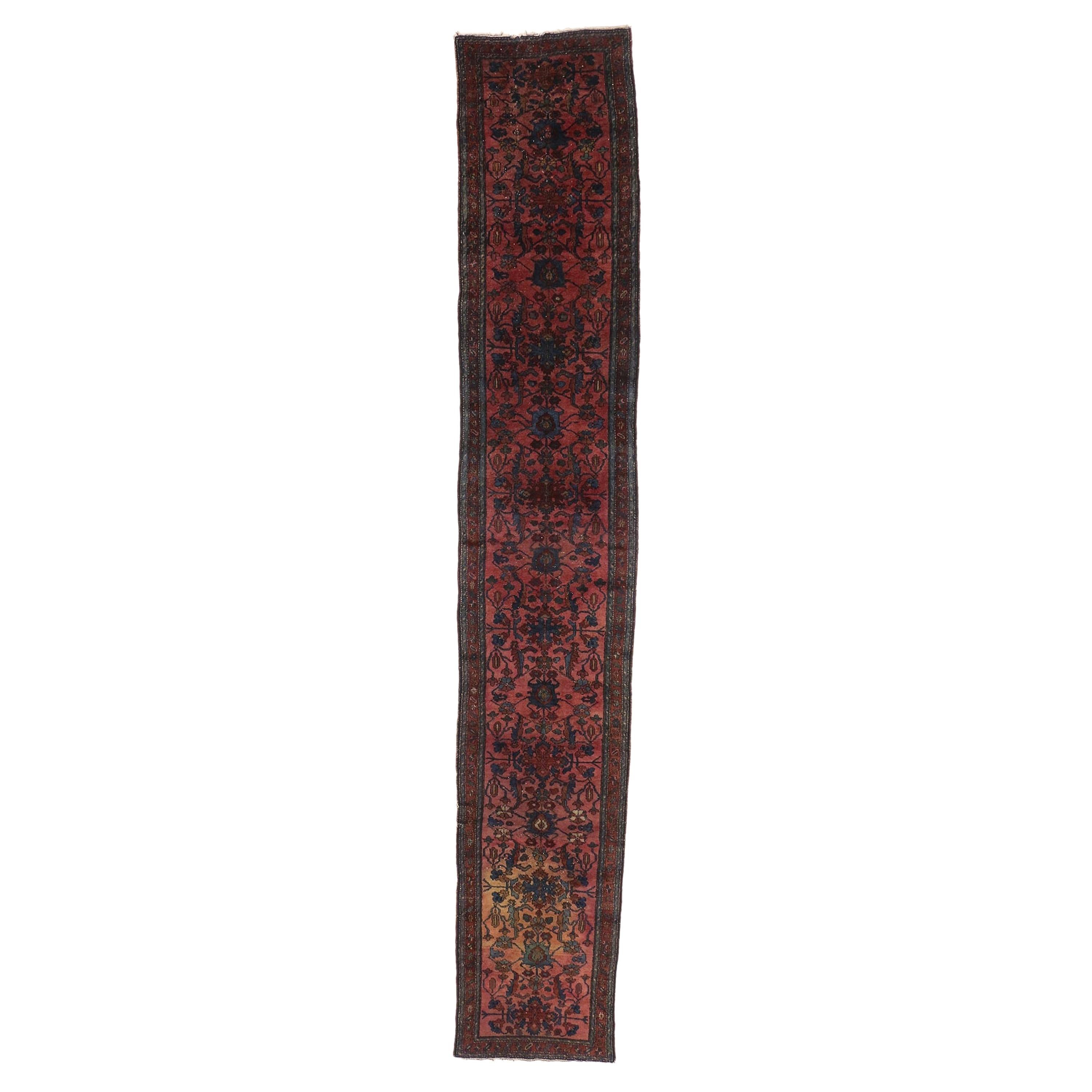 Tapis de couloir long persan ancien Lilihan de style Régence bohème