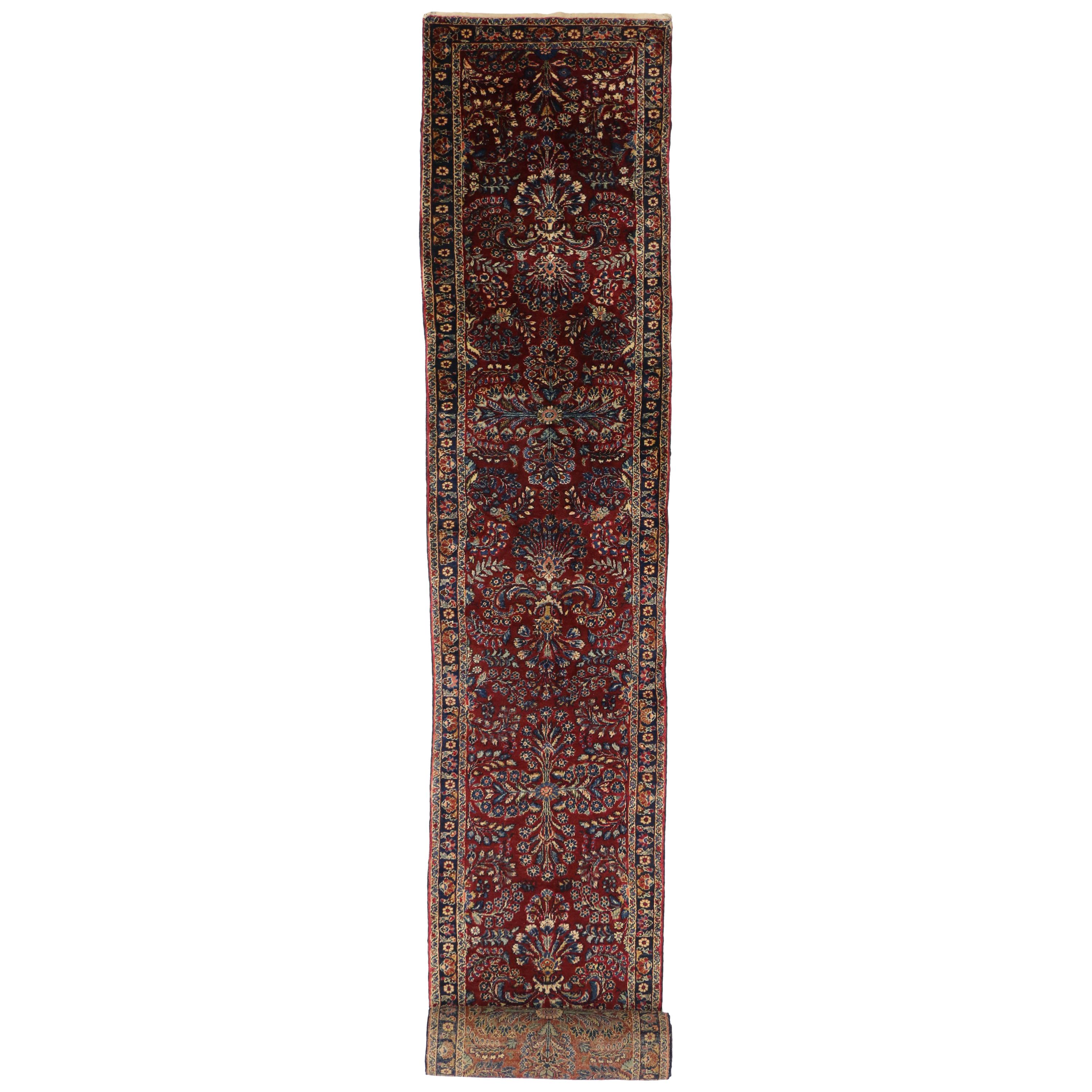 Long tapis de couloir persan ancien Lilihan de style Régence du Vieux Monde