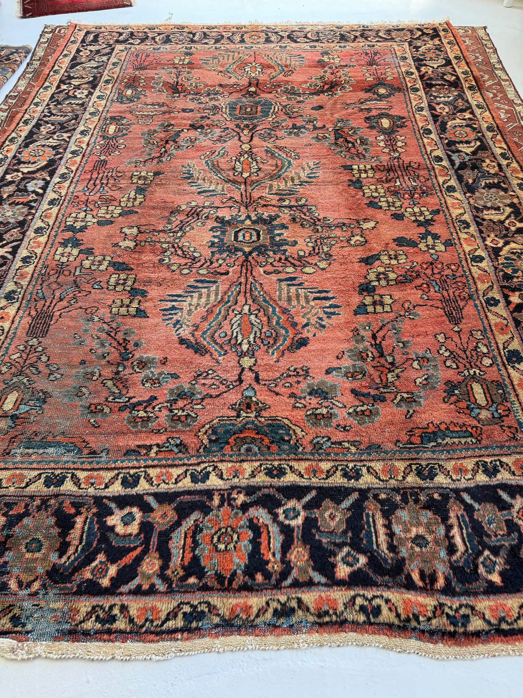 Artistics Antique Persan Lilihan Mahal  Design/One avec des vignes dansantes et beaucoup d'Abrash

A propos : Je l'écrirai bientôt, mais regardez à quel point cette pièce est personnalisée !

Taille : 8,8 x 12,4
AGE : A.I.C. C. C. 1930
Poil : Pile