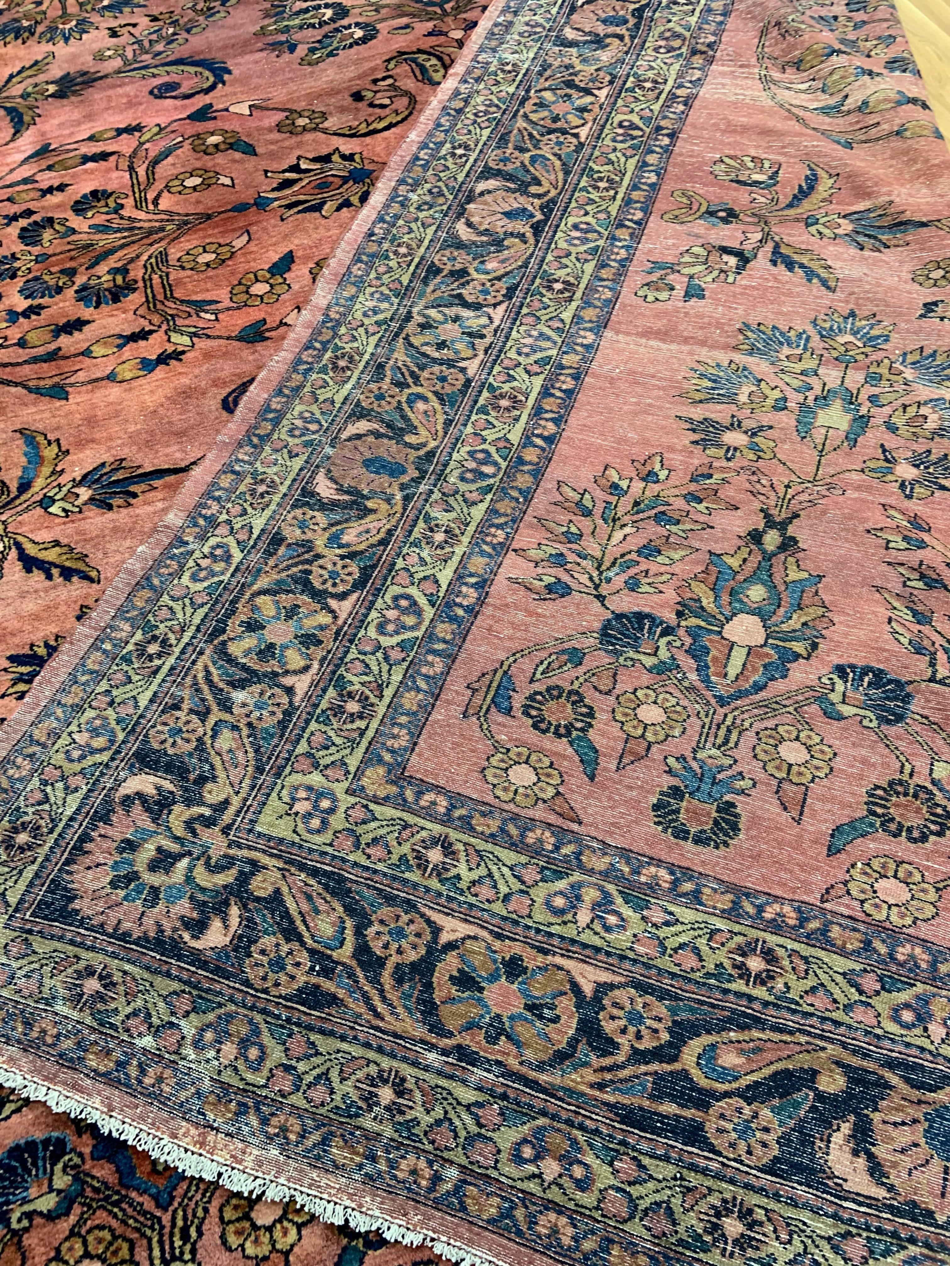 Tappeto antico persiano Lilihan con fiori sovradimensionati in vendita 2