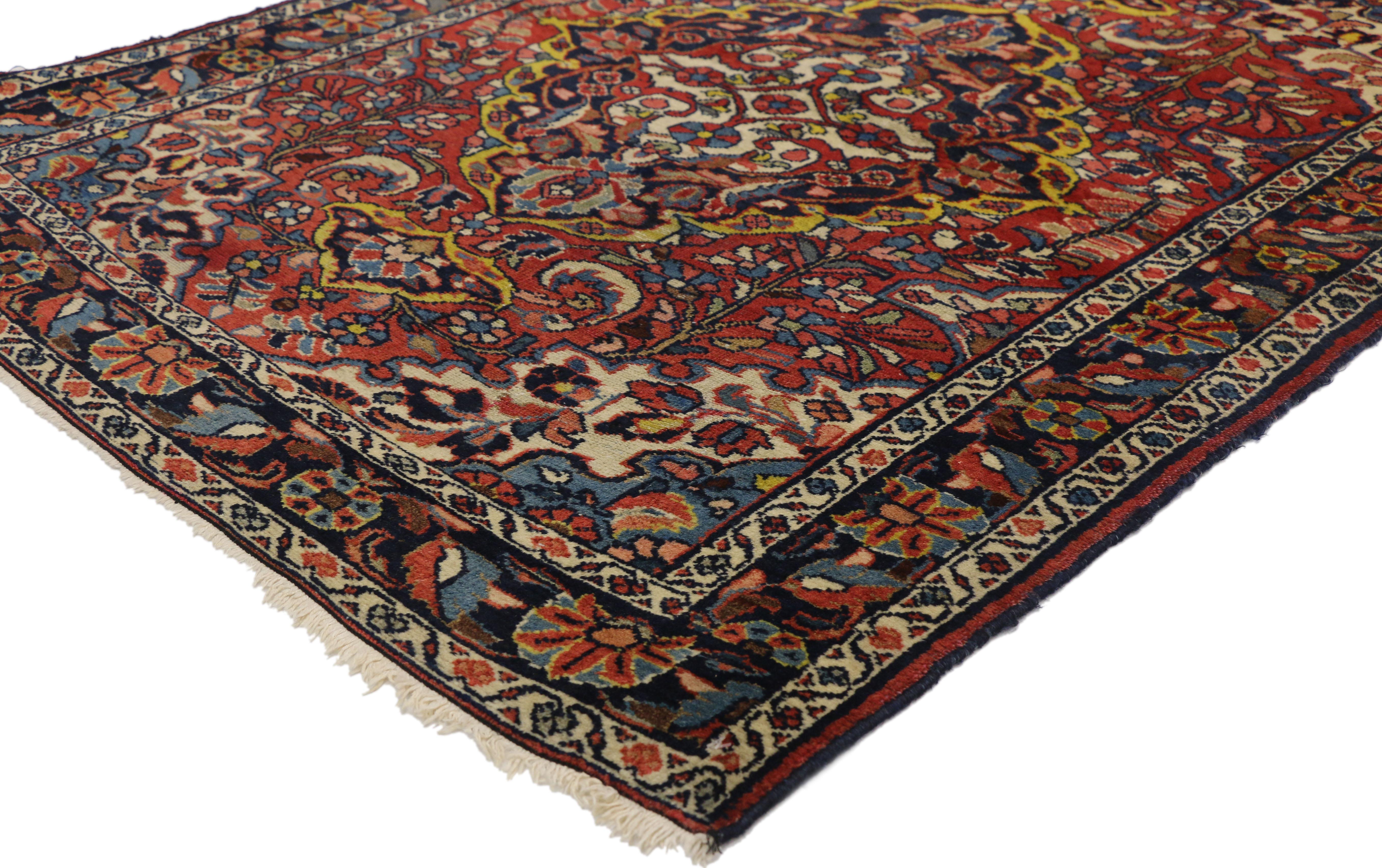 72852 Antiker persischer Lilihan-Teppich mit zentralem Blumenstrauß-Medaillon. Mit seinem Reichtum an Farben, Texturen und visueller Opulenz ist dieser antike persische Lilihan  der Teppich im viktorianischen Stil ist mit einem floralen