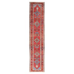 Long tapis de couloir persan Serapi ancien en laine avec motif de médaillon