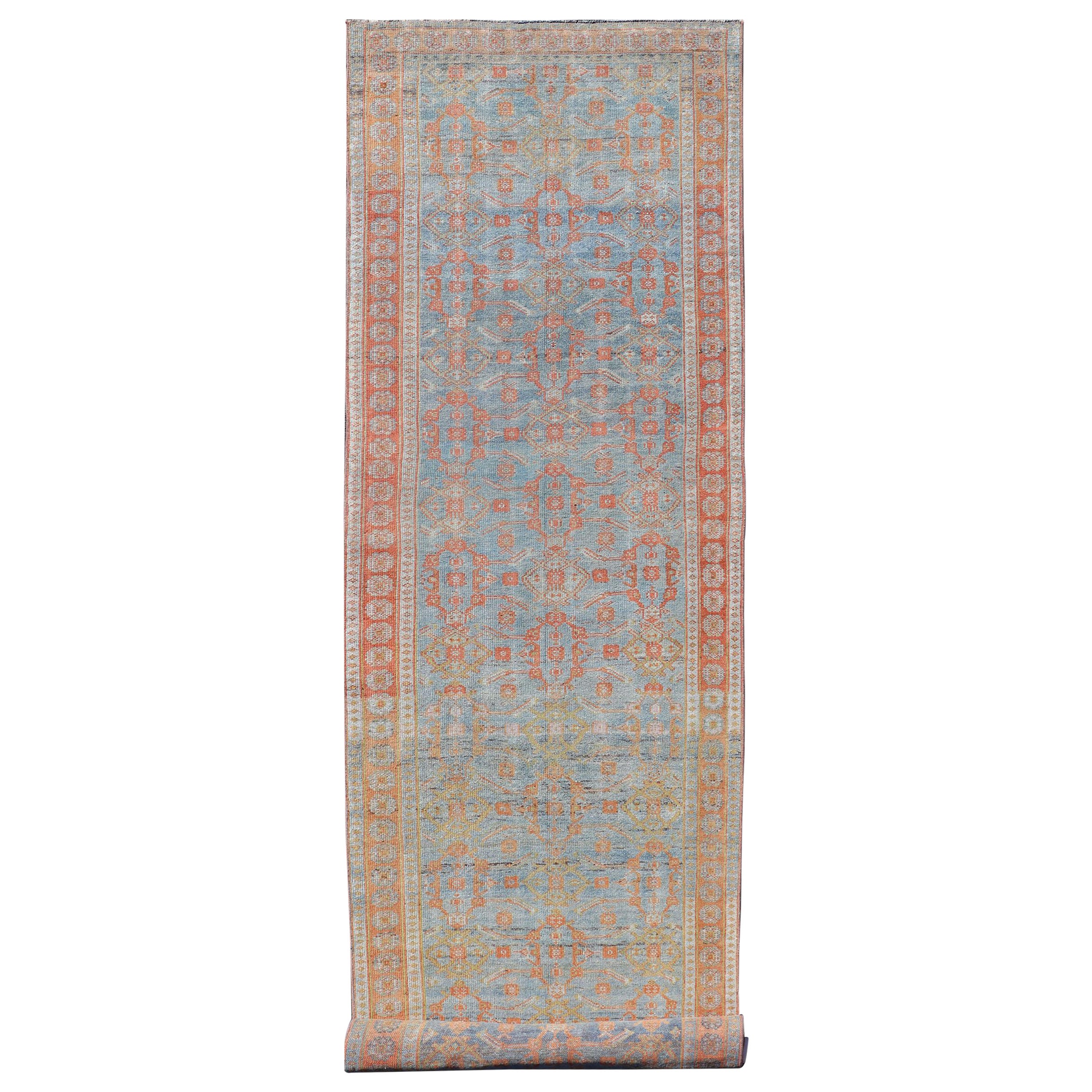 Antico runner persiano lungo con disegno geometrico in fiore in azzurro