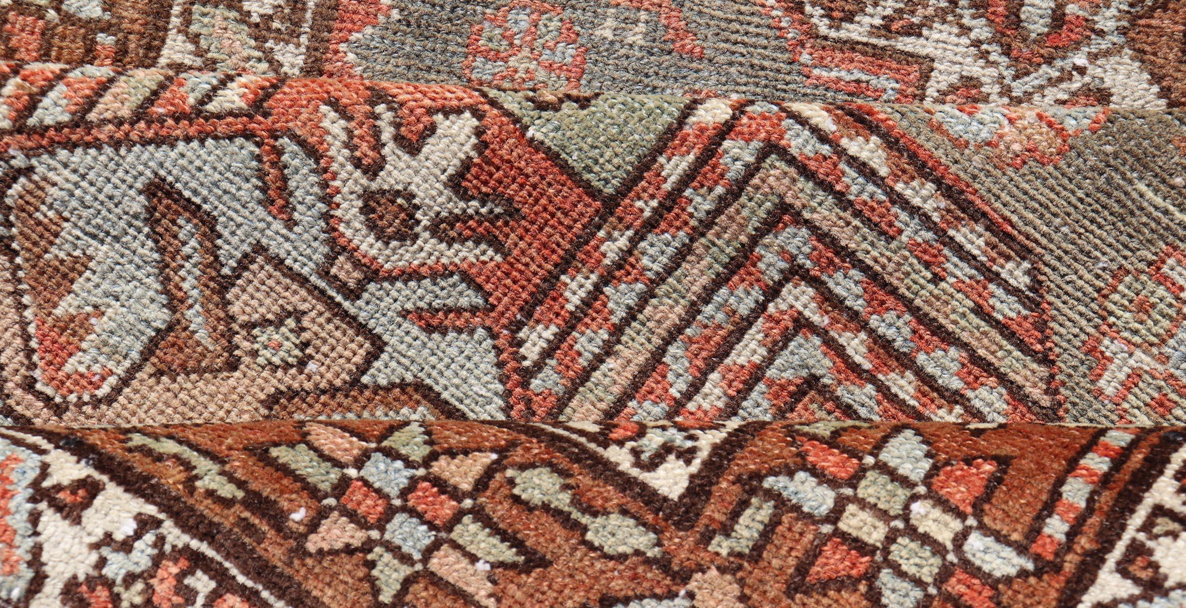 Antiker persischer langer Serapi-Läufer aus Persien mit mehreren Medaillons in Grün, Blau, Orange im Angebot 2