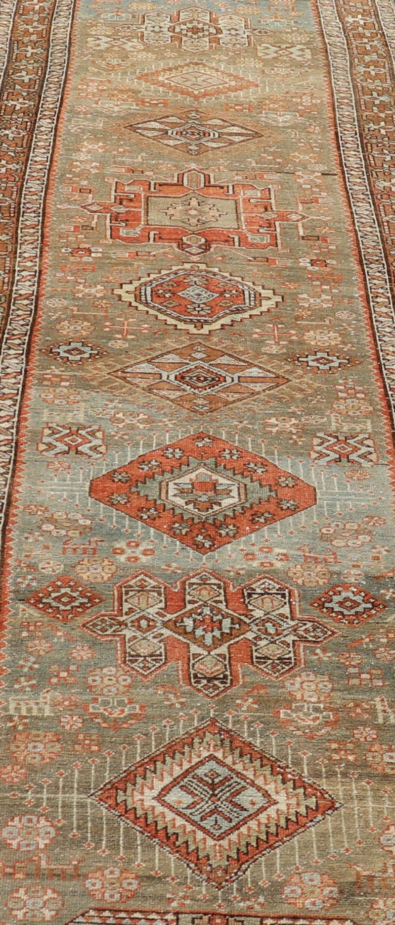 Antiker persischer langer Serapi-Läufer aus Persien mit mehreren Medaillons in Grün, Blau, Orange im Angebot 3