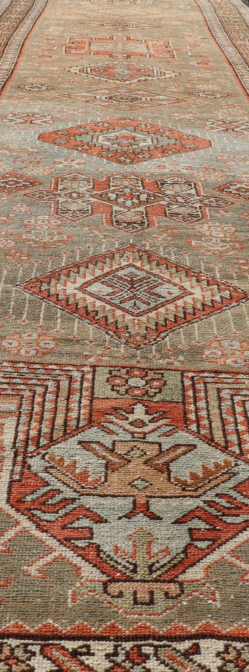 Antiker persischer langer Serapi-Läufer aus Persien mit mehreren Medaillons in Grün, Blau, Orange im Angebot 4