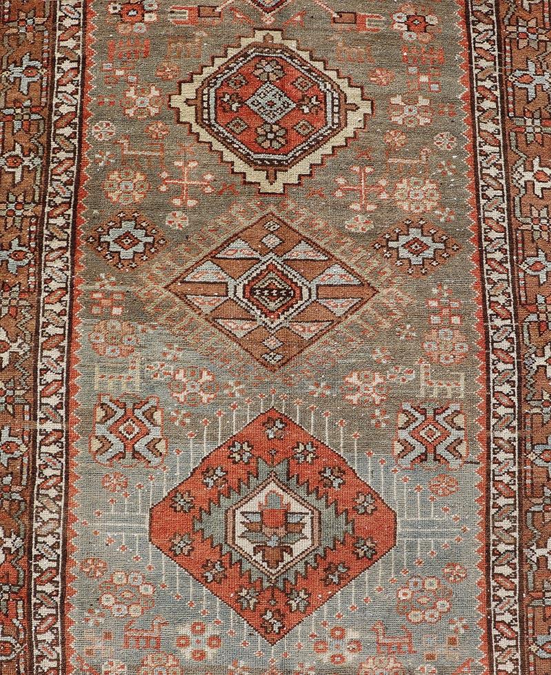 Antiker persischer langer Serapi-Läufer aus Persien mit mehreren Medaillons in Grün, Blau, Orange im Angebot 5