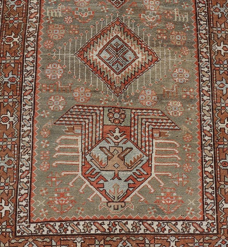 Maße: 3'4 x 15'2 
Antiker persischer langer Serapi-Läufer mit mehreren Medaillons in Grün, Blau und Orange. Keivan Woven Arts / Teppich/EMB-22106-15050 Herkunftsland / Art: Iran / Karadjeh, um 1910
Dieser prächtige persische Searpi-Heriz trägt ein