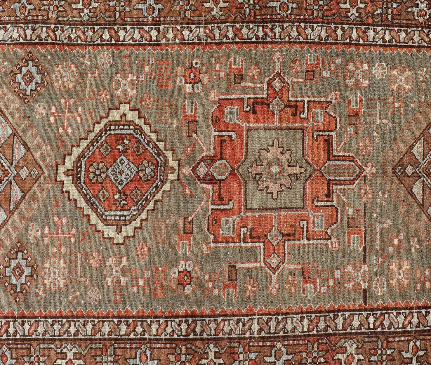 Antiker persischer langer Serapi-Läufer aus Persien mit mehreren Medaillons in Grün, Blau, Orange (Heriz Serapi) im Angebot