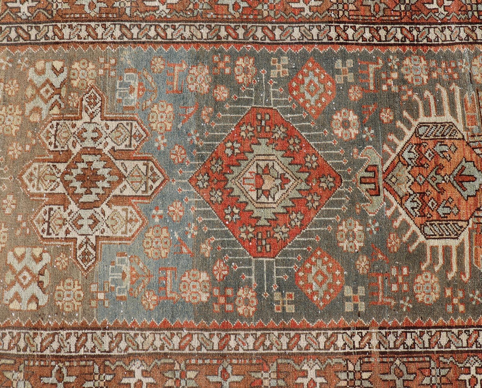 Antiker persischer langer Serapi-Läufer aus Persien mit mehreren Medaillons in Grün, Blau, Orange (Persisch) im Angebot
