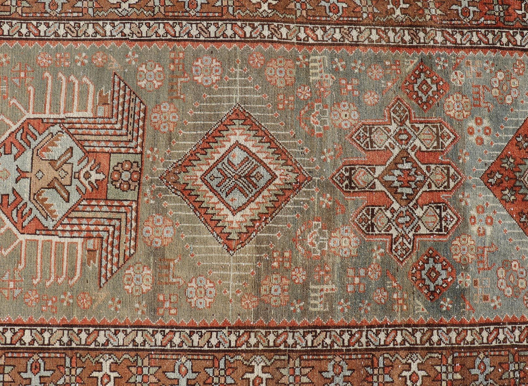 Antiker persischer langer Serapi-Läufer aus Persien mit mehreren Medaillons in Grün, Blau, Orange (Handgeknüpft) im Angebot