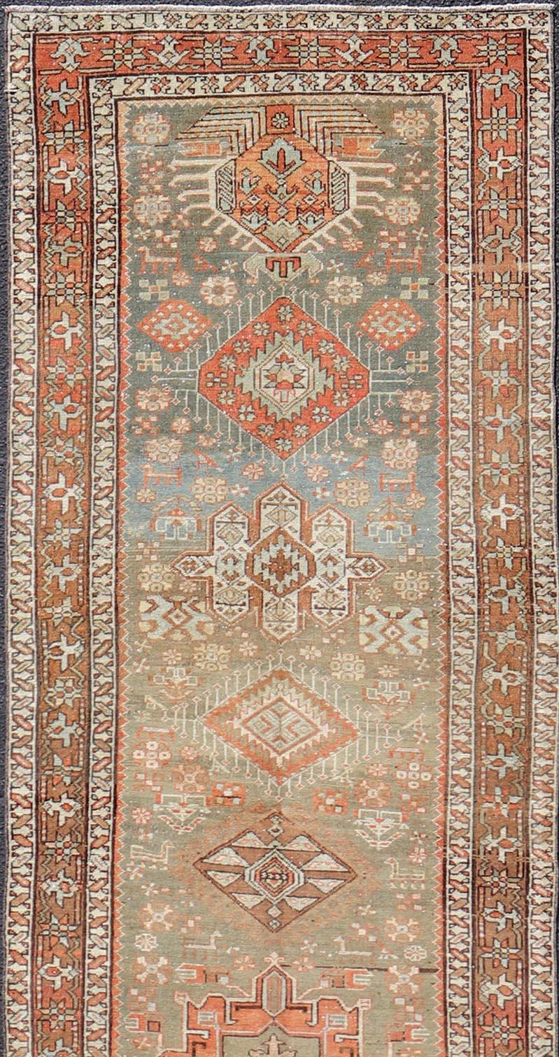 Antiker persischer langer Serapi-Läufer aus Persien mit mehreren Medaillons in Grün, Blau, Orange im Zustand „Hervorragend“ im Angebot in Atlanta, GA