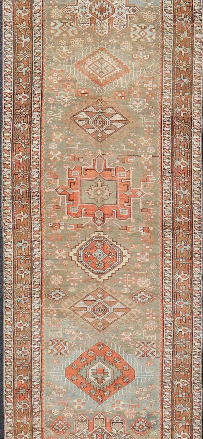 Antiker persischer langer Serapi-Läufer aus Persien mit mehreren Medaillons in Grün, Blau, Orange (20. Jahrhundert) im Angebot