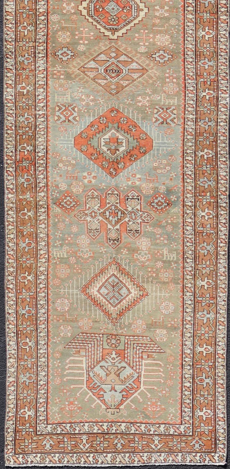 Antiker persischer langer Serapi-Läufer aus Persien mit mehreren Medaillons in Grün, Blau, Orange (Wolle) im Angebot