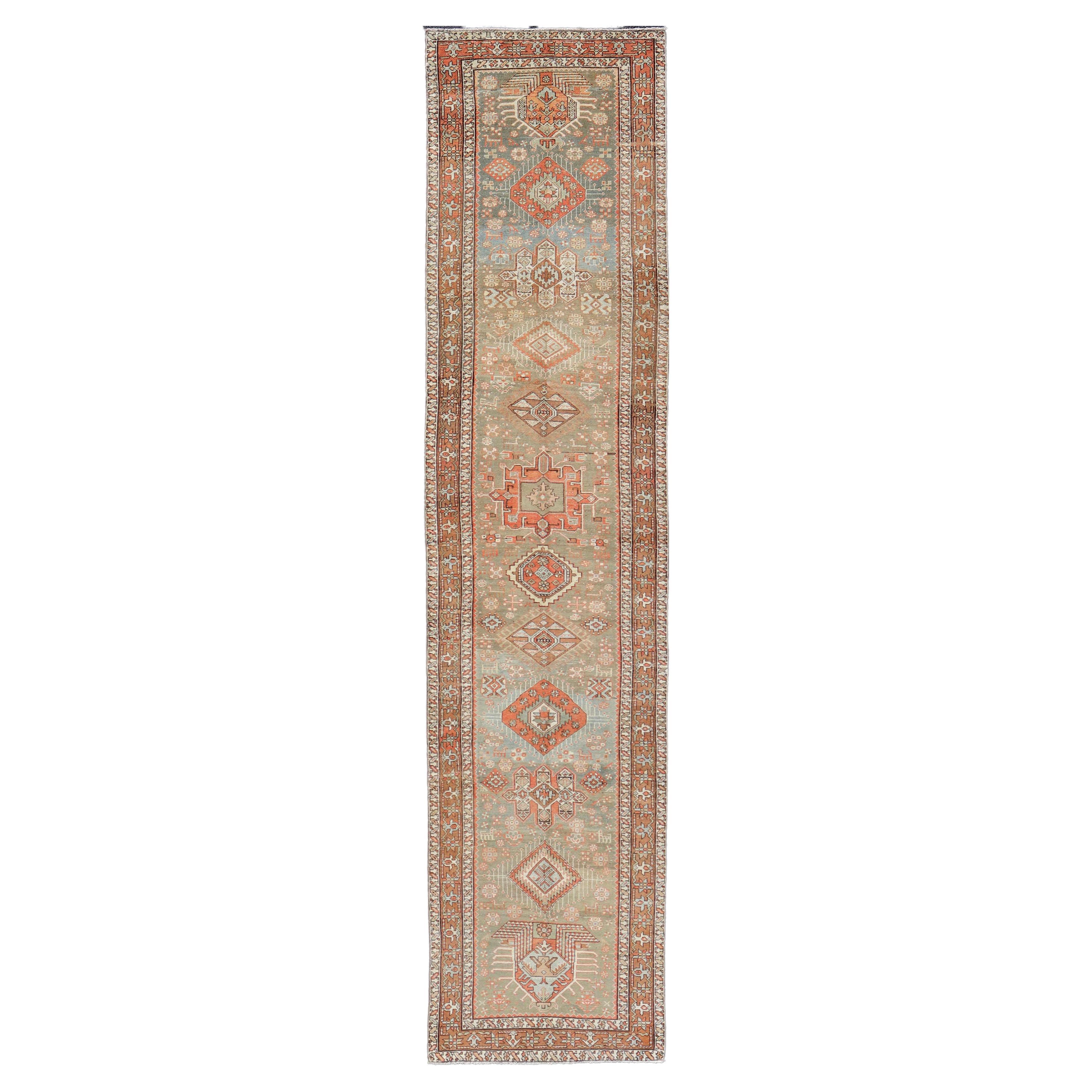 Antiker persischer langer Serapi-Läufer aus Persien mit mehreren Medaillons in Grün, Blau, Orange im Angebot