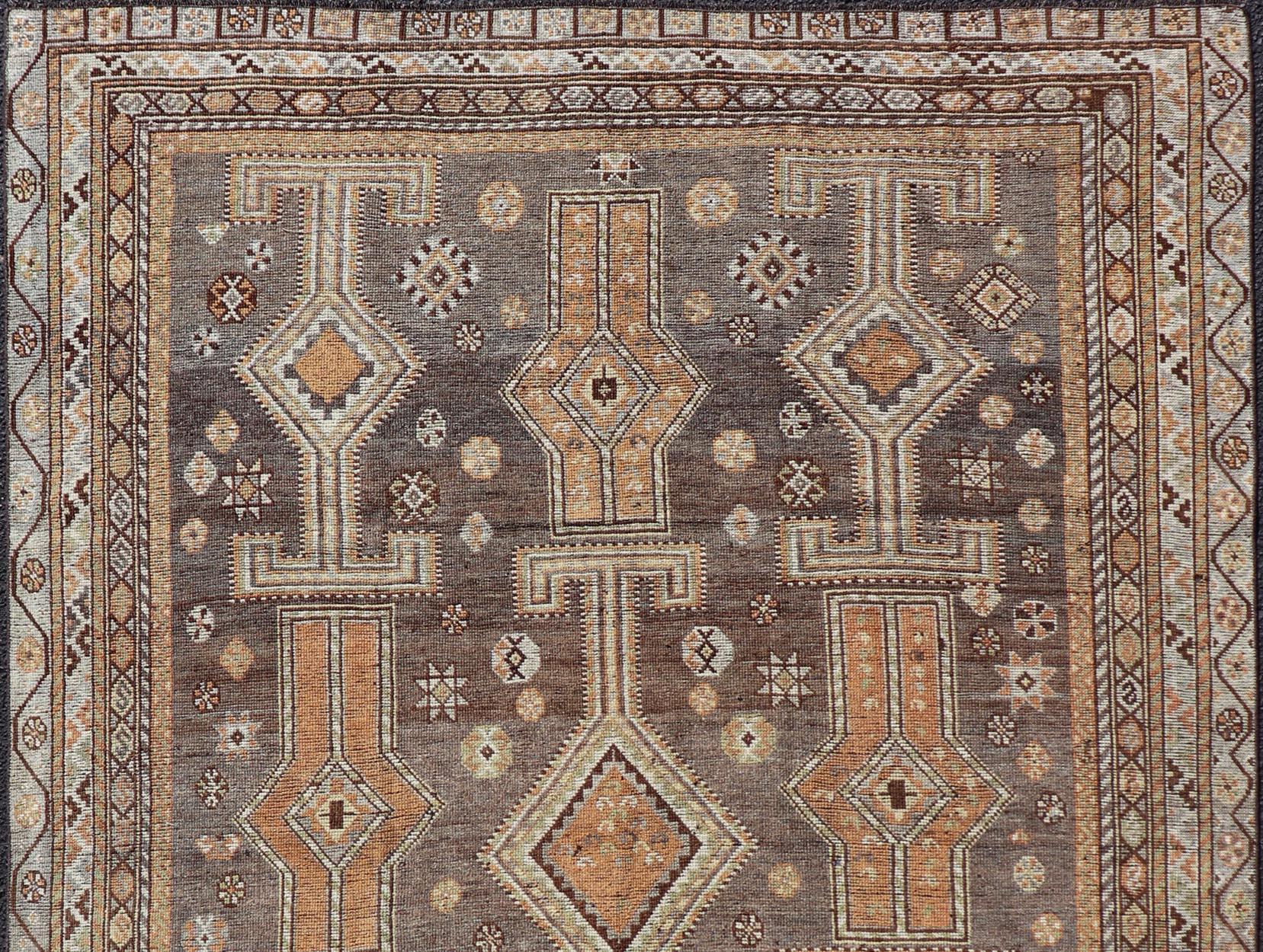 Antiker persischer Lori-Teppich aus Persien mit geometrischem Stammesmuster auf grauem Feld und All-Over-Design im Angebot 2