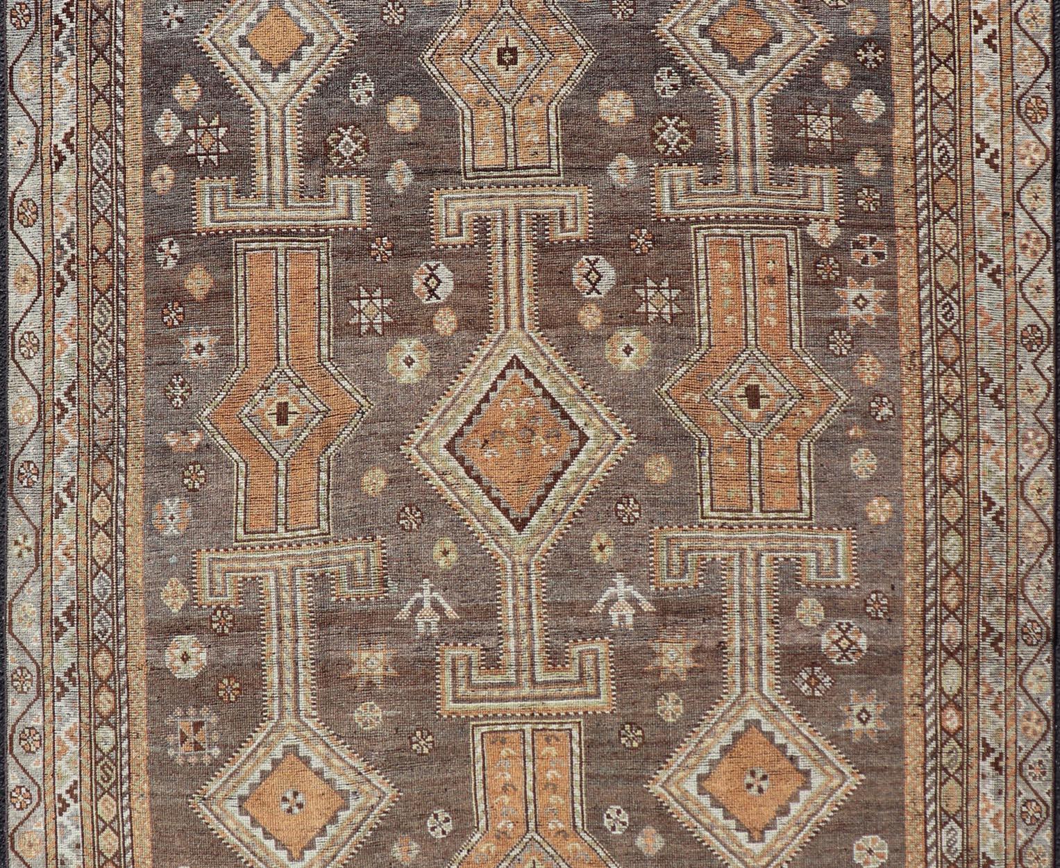 Antiker persischer Lori-Teppich aus Persien mit geometrischem Stammesmuster auf grauem Feld und All-Over-Design im Angebot 3