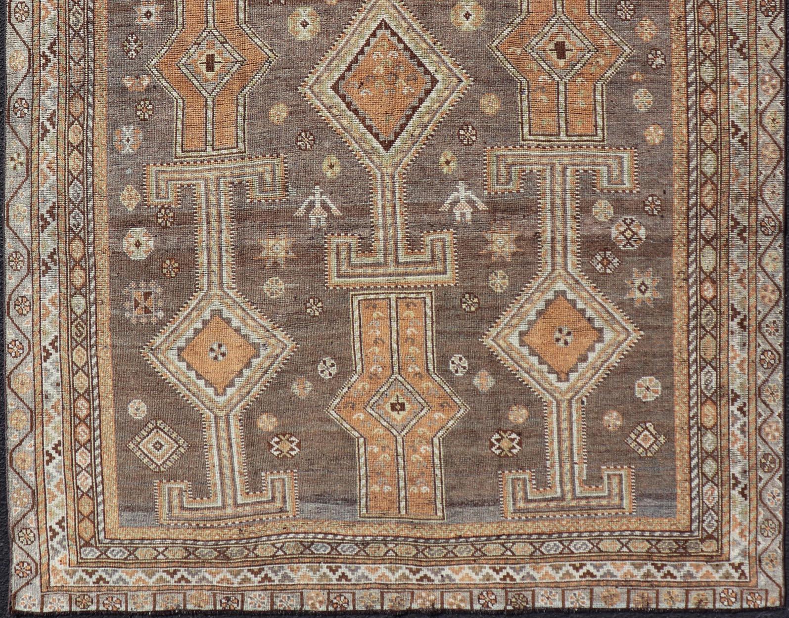 Antiker persischer Lori-Teppich aus Persien mit geometrischem Stammesmuster auf grauem Feld und All-Over-Design im Angebot 4
