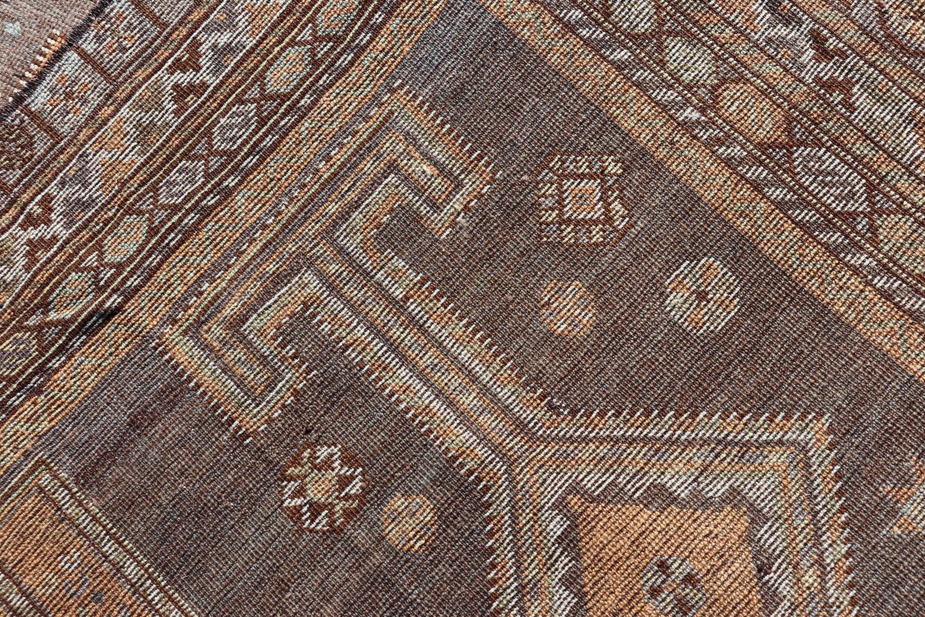 Antiker persischer Lori-Teppich aus Persien mit geometrischem Stammesmuster auf grauem Feld und All-Over-Design im Angebot 5