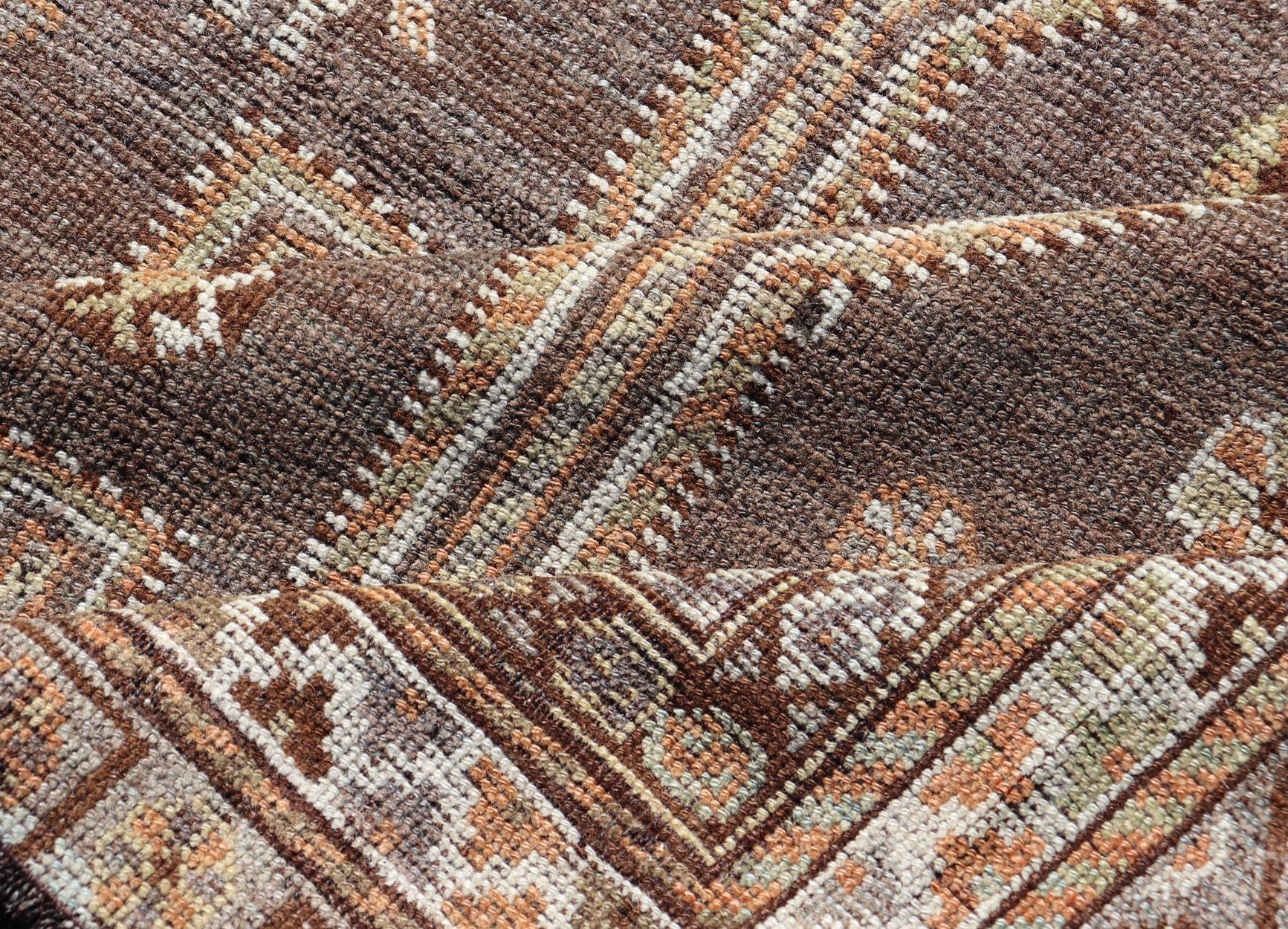 Antiker persischer Lori-Teppich aus Persien mit geometrischem Stammesmuster auf grauem Feld und All-Over-Design im Angebot 6