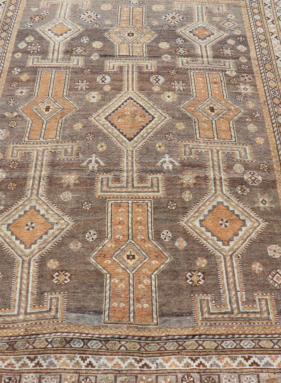 Maße: 5'2 x 7'4 
Antiker persischer Lori-Teppich mit geometrischem All-Over-Stammesmuster auf einem grauen Feld. Keivan Woven Arts / Teppich EMB-22152-15039, Herkunftsland / Art: Iran / Lori, um 1900 
Dieser antike persische Malayer-Läufer aus dem