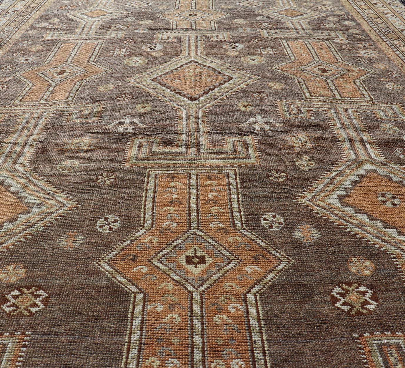 Antiker persischer Lori-Teppich aus Persien mit geometrischem Stammesmuster auf grauem Feld und All-Over-Design (Stammeskunst) im Angebot