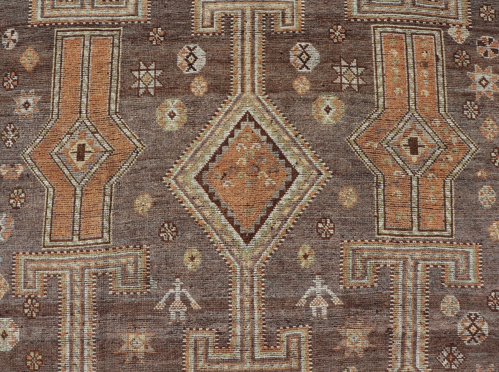 Antiker persischer Lori-Teppich aus Persien mit geometrischem Stammesmuster auf grauem Feld und All-Over-Design (Persisch) im Angebot
