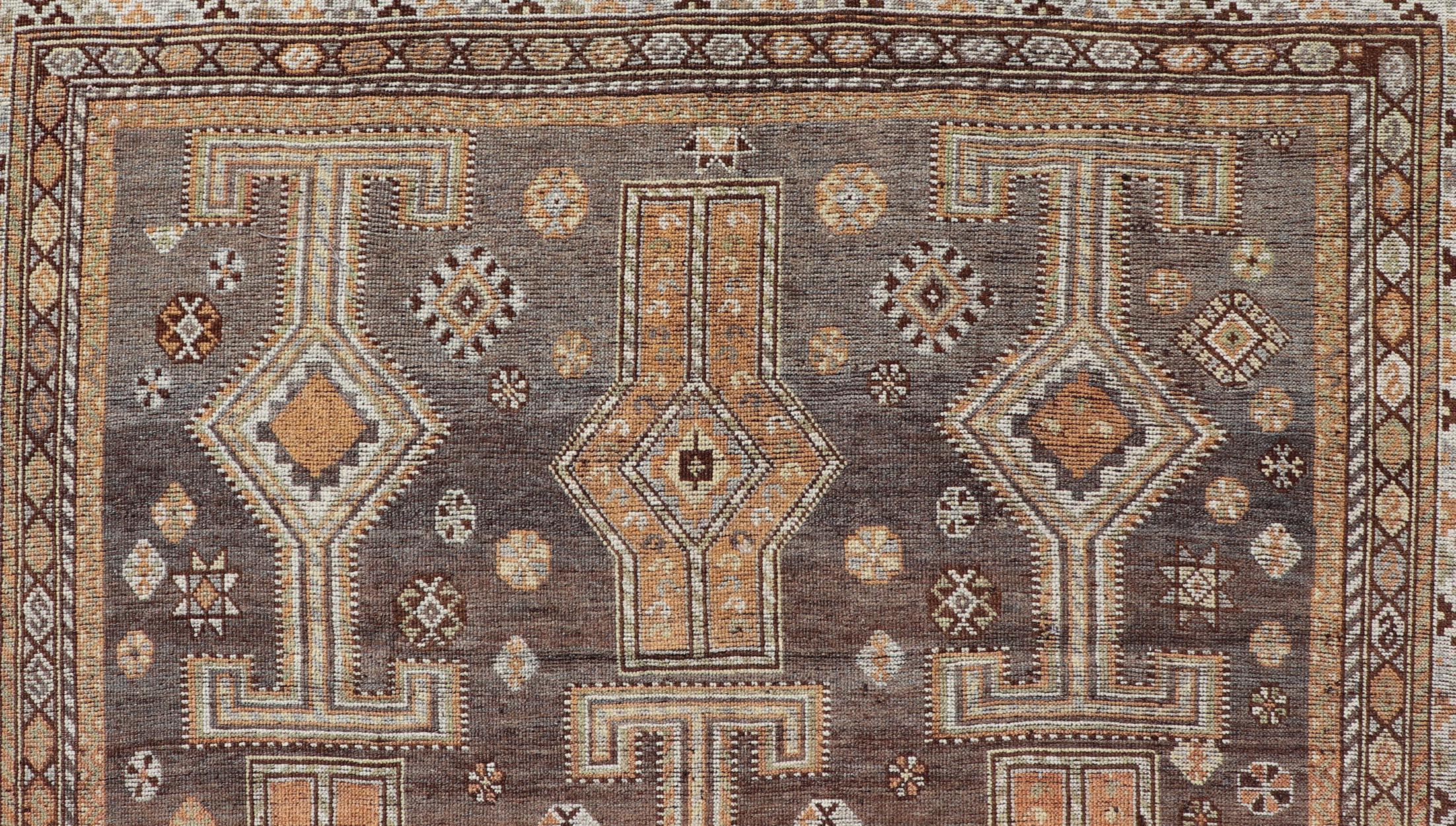 Antiker persischer Lori-Teppich aus Persien mit geometrischem Stammesmuster auf grauem Feld und All-Over-Design (Handgeknüpft) im Angebot