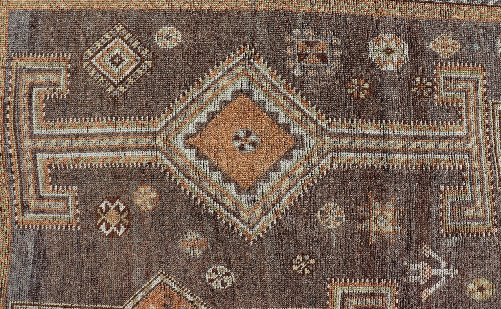 Antiker persischer Lori-Teppich aus Persien mit geometrischem Stammesmuster auf grauem Feld und All-Over-Design im Zustand „Gut“ im Angebot in Atlanta, GA