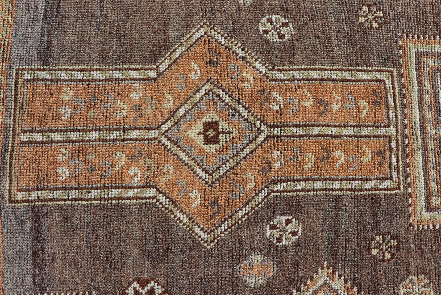 Antiker persischer Lori-Teppich aus Persien mit geometrischem Stammesmuster auf grauem Feld und All-Over-Design (20. Jahrhundert) im Angebot