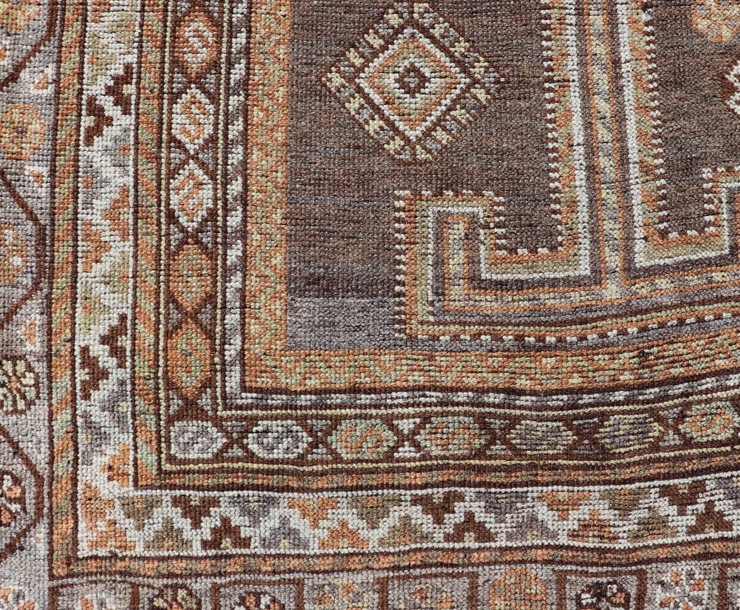 Antiker persischer Lori-Teppich aus Persien mit geometrischem Stammesmuster auf grauem Feld und All-Over-Design (Wolle) im Angebot