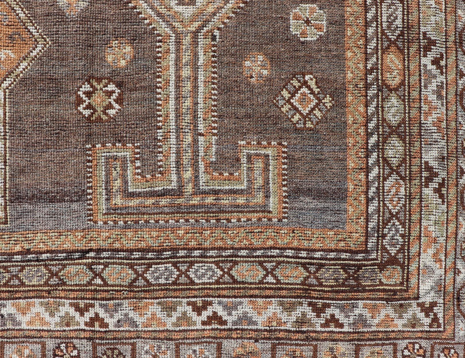 Antiker persischer Lori-Teppich aus Persien mit geometrischem Stammesmuster auf grauem Feld und All-Over-Design im Angebot 1