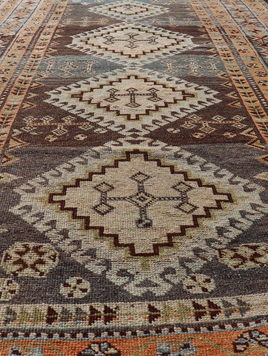 Tapis persan ancien Lori avec motif de médaillon tribal géométrique sur toute sa surface en vente 2