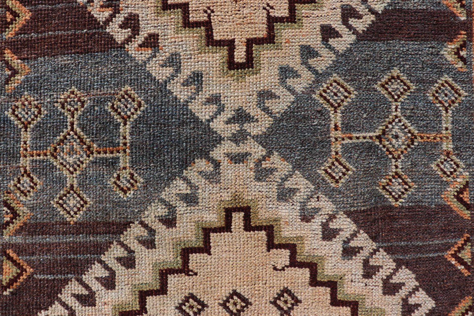 Tapis persan ancien Lori avec motif de médaillon tribal géométrique sur toute sa surface en vente 4