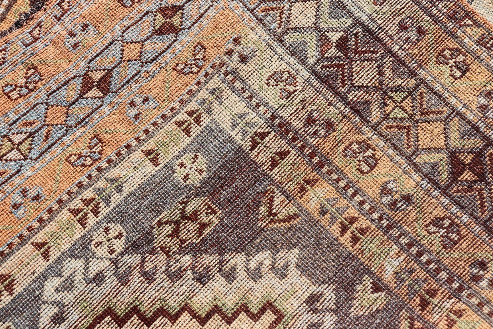 Antiker persischer Lori-Teppich mit geometrischem Stammesmedaillon-Design im All-Over-Design im Angebot 5