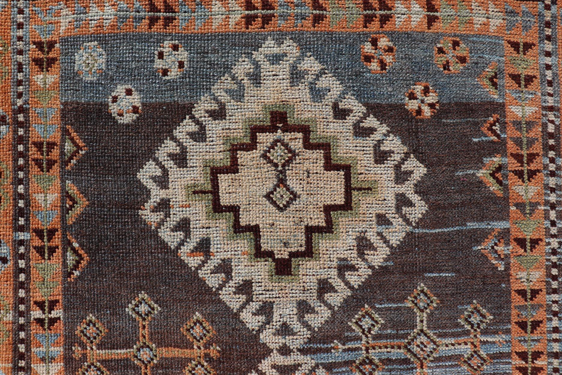 Mesures : 4'5 x 8'8 
Ancien tapis persan Lori à motifs de médaillons géométriques tribaux. Keivan Woven Arts / tapis EMB-22156-15069, pays d'origine / type : Iran / lori, circa 1900

Ce magnifique petit tapis ancien du début du 20e siècle de la