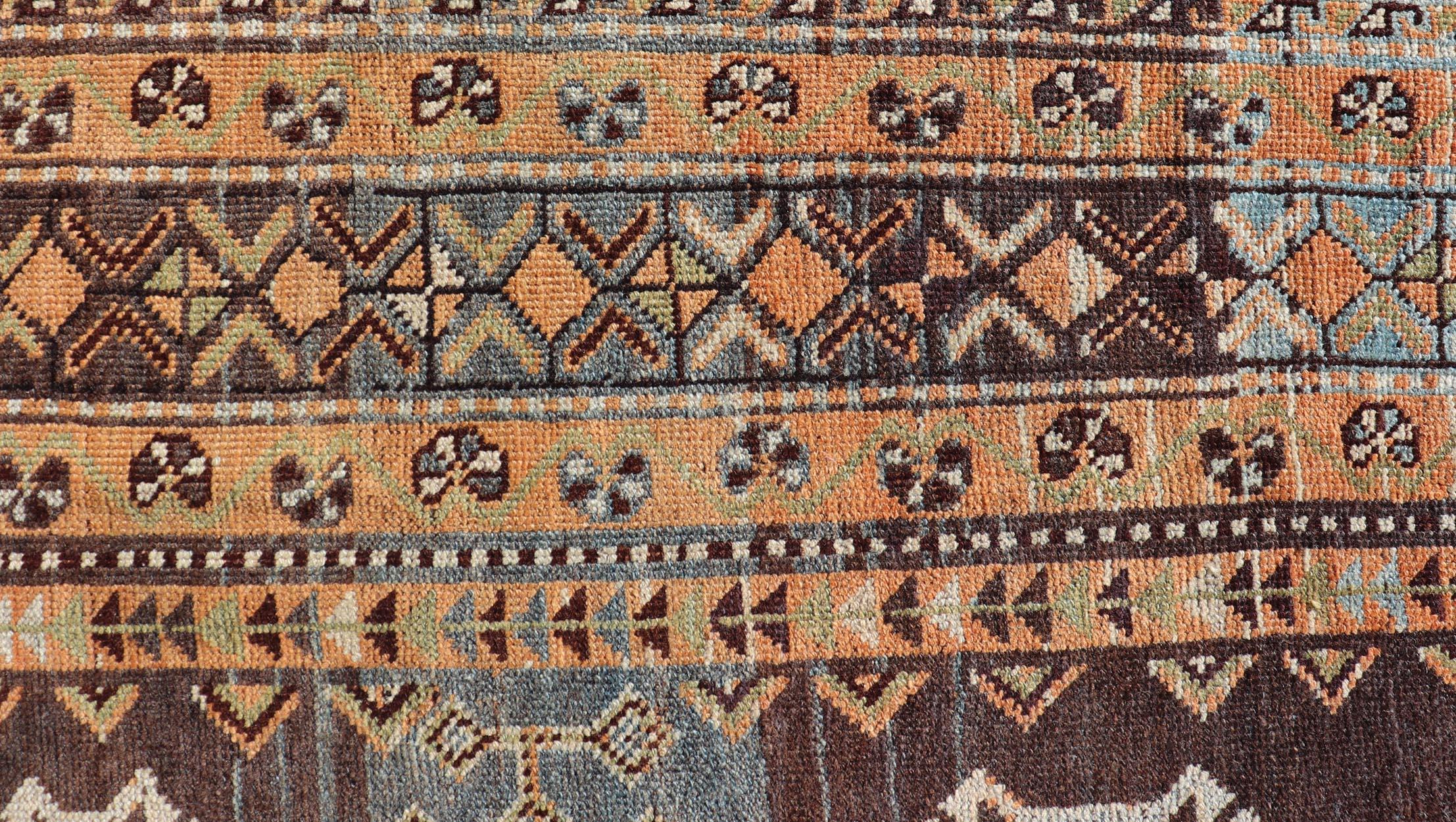 Tribal Tapis persan ancien Lori avec motif de médaillon tribal géométrique sur toute sa surface en vente