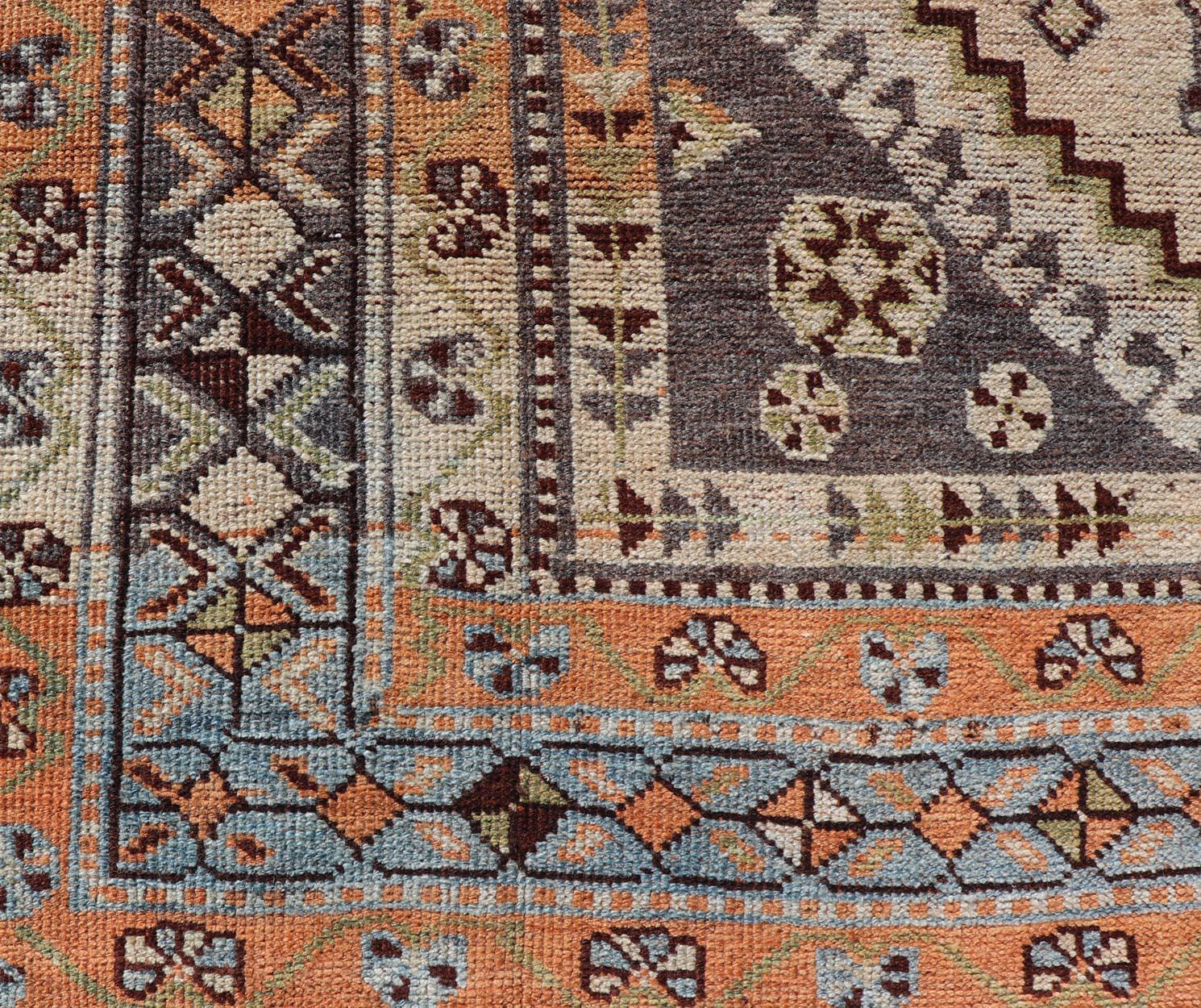 Antiker persischer Lori-Teppich mit geometrischem Stammesmedaillon-Design im All-Over-Design (Persisch) im Angebot