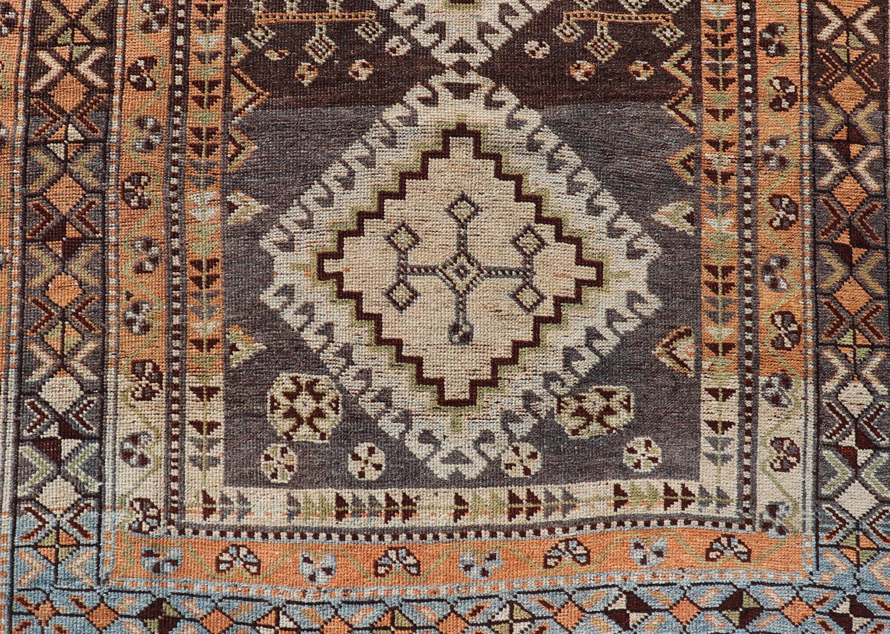 Noué à la main Tapis persan ancien Lori avec motif de médaillon tribal géométrique sur toute sa surface en vente