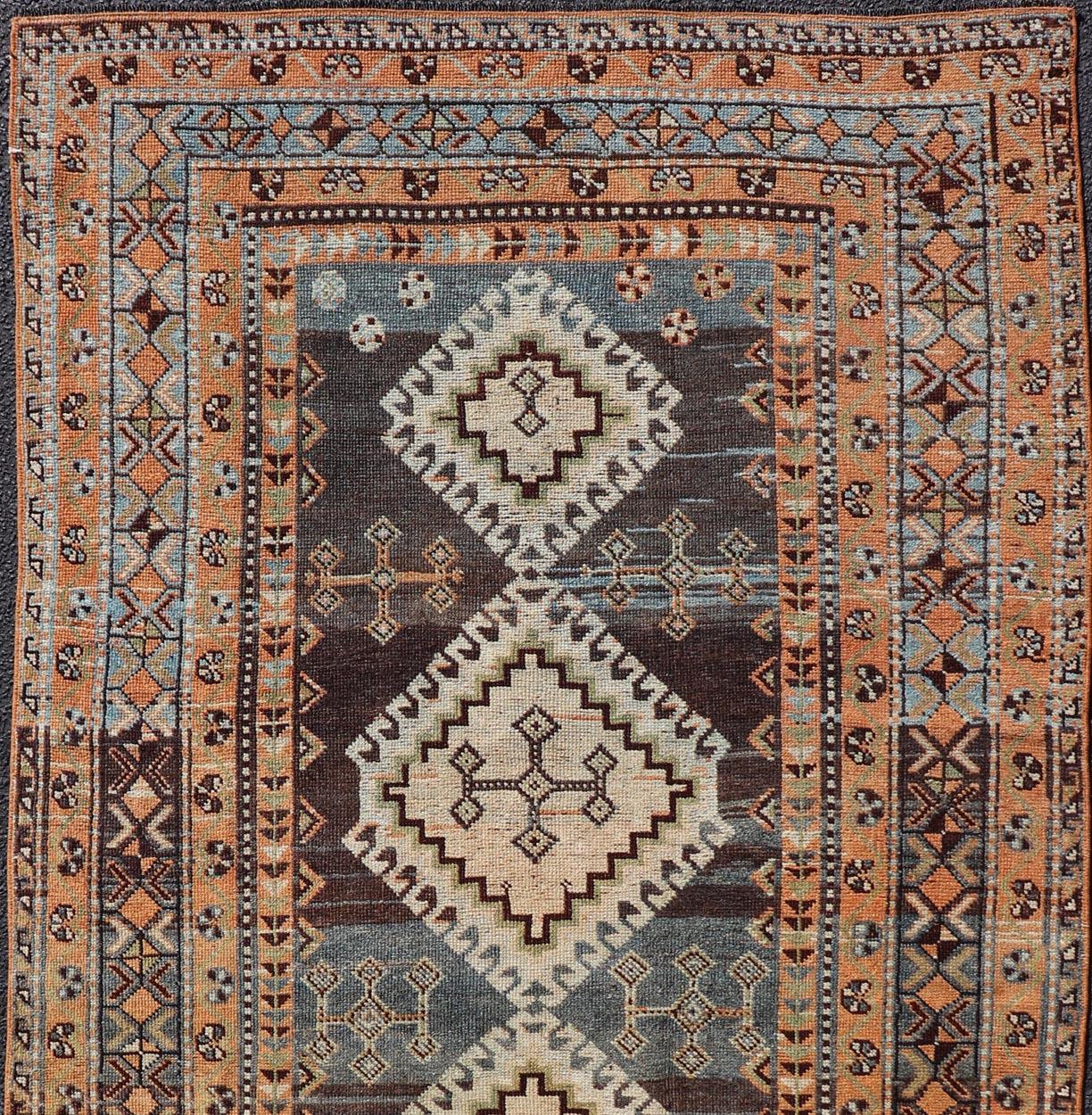 Tapis persan ancien Lori avec motif de médaillon tribal géométrique sur toute sa surface Bon état - En vente à Atlanta, GA