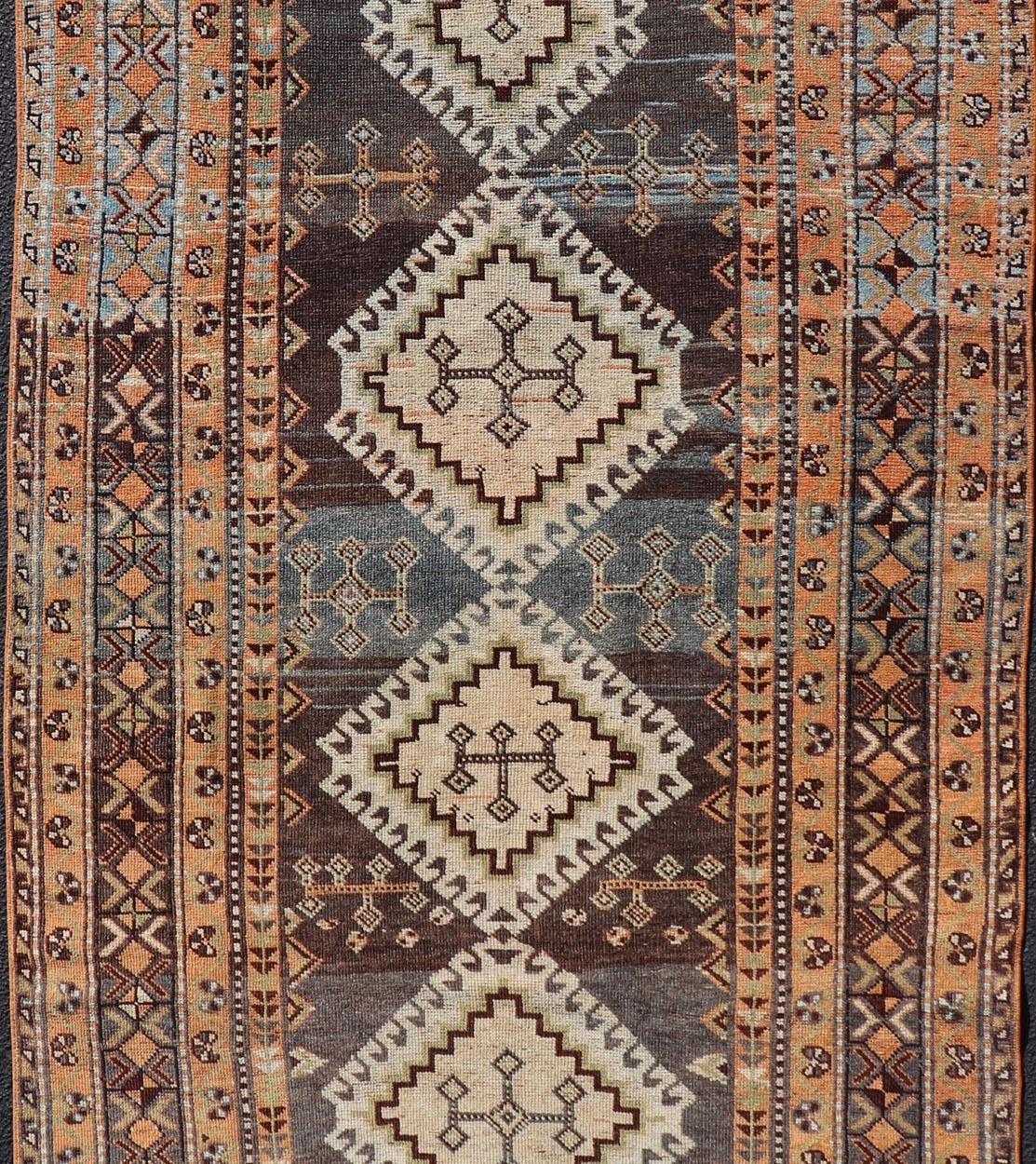 20ième siècle Tapis persan ancien Lori avec motif de médaillon tribal géométrique sur toute sa surface en vente