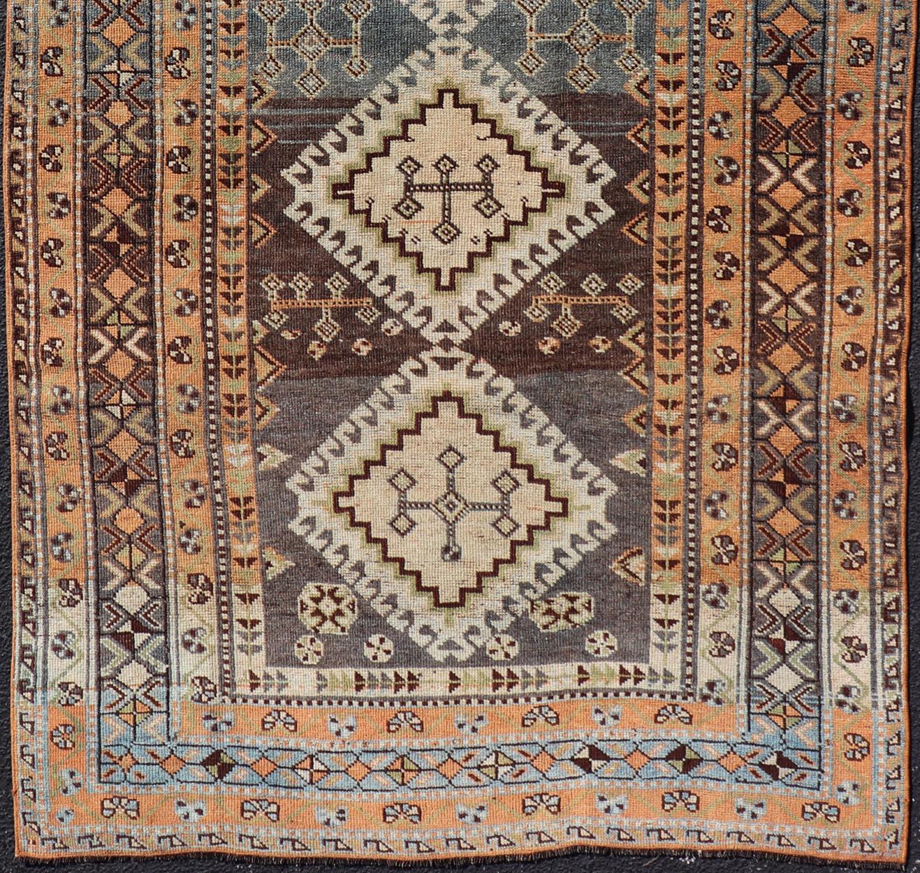 Laine Tapis persan ancien Lori avec motif de médaillon tribal géométrique sur toute sa surface en vente