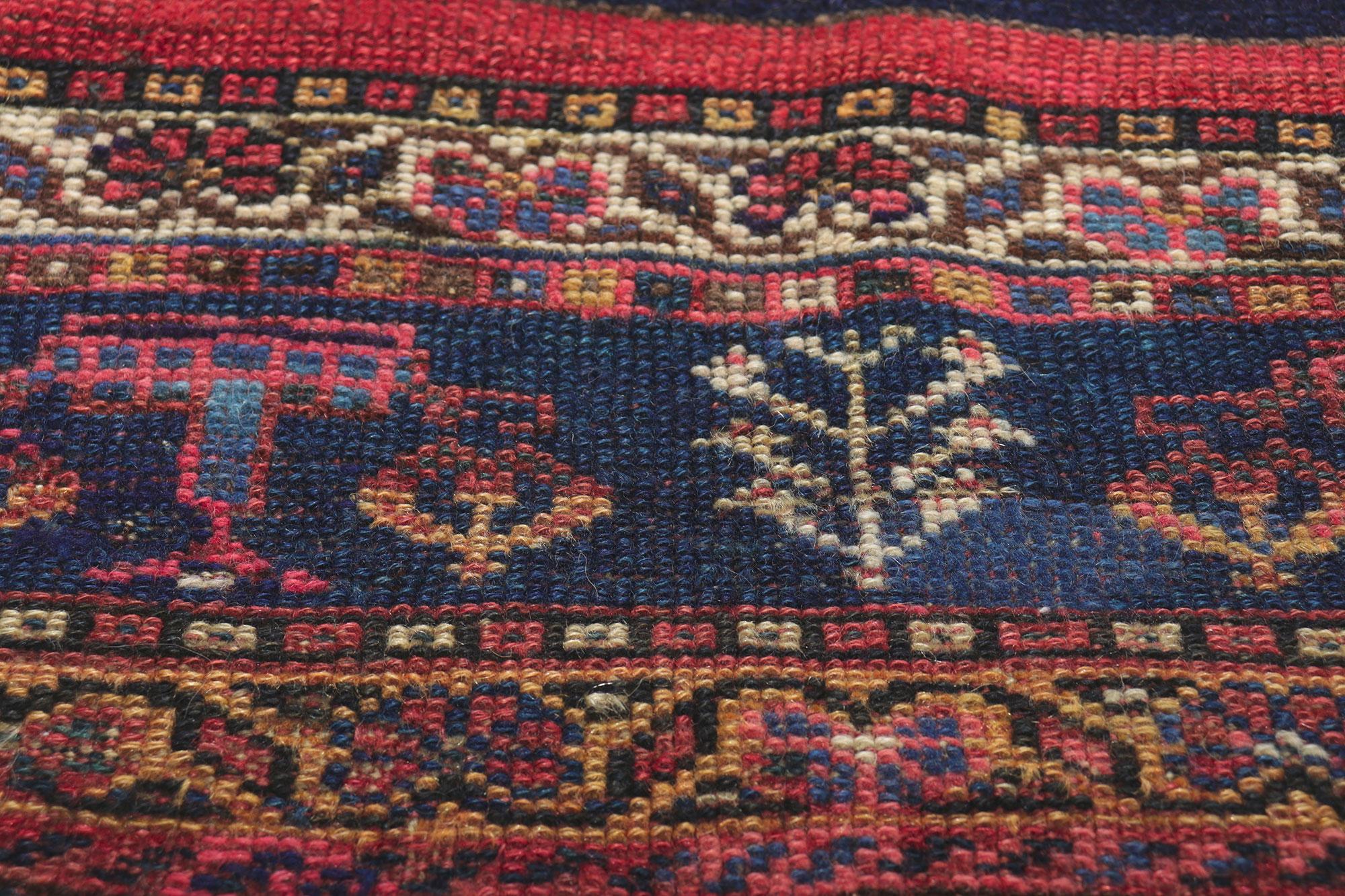 Noué à la main Tapis persan ancien Lori avec motif de vase en vente