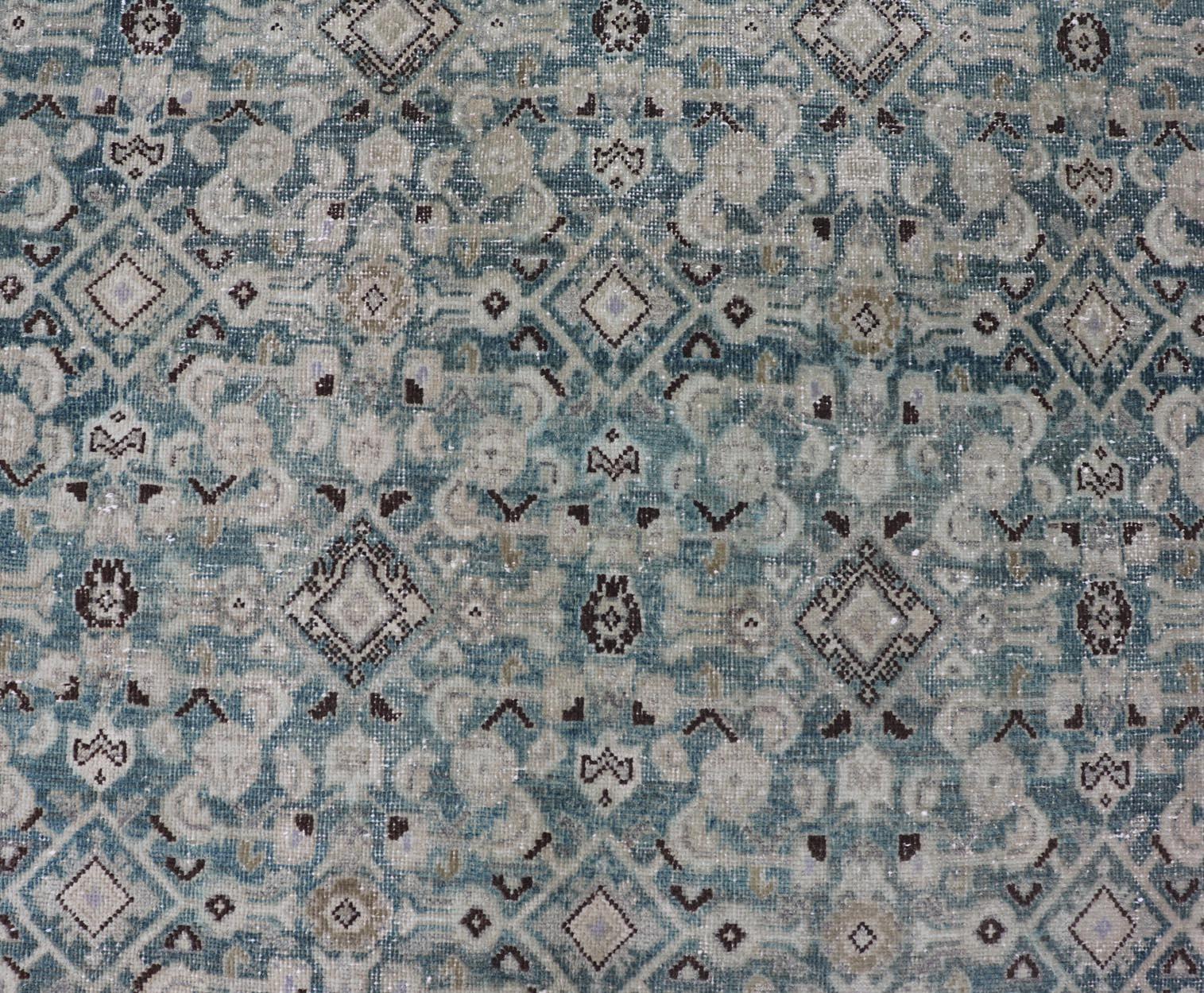 Maße: 5'0 x 10'2
Keivan Woven Arts Antiker Persischer Mahal All-Over Design Florale Motive 5'0 x 10'2 Keivan Woven Arts / Teppich/EMB-30, Herkunftsland / Typ: Iran / Malayer, um 1920

Dieser antike persische Mahal-Galerieläufer zeigt eine
