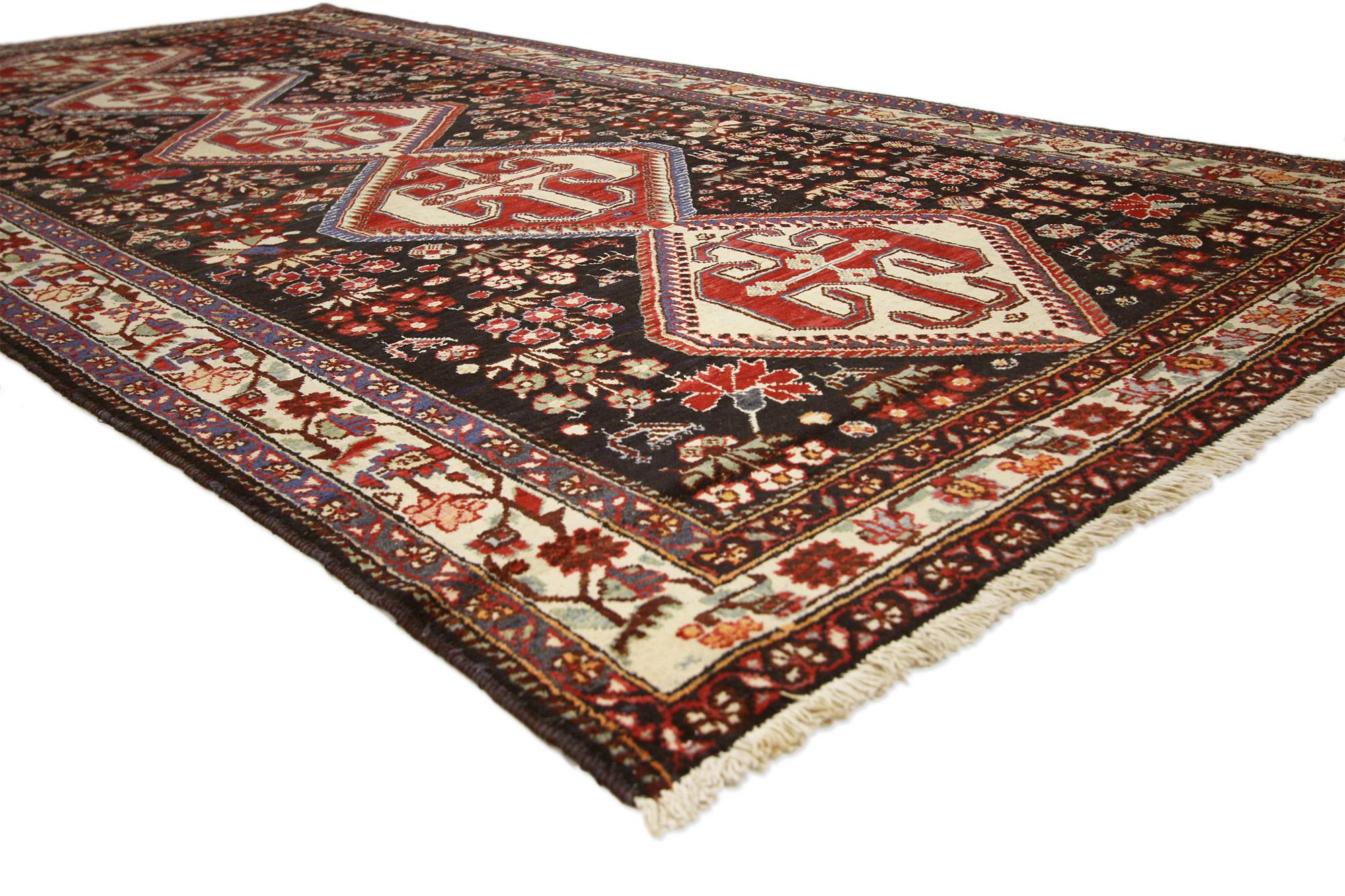 75266 Tapis persan ancien Mahal, 05'01 x 10'00. Ce ravissant tapis persan antique Mahal en laine nouée à la main est une toile envoûtante de symbolisme culturel et de maîtrise artistique. Cinq grandes amulettes de couleur kaki foncé et crème