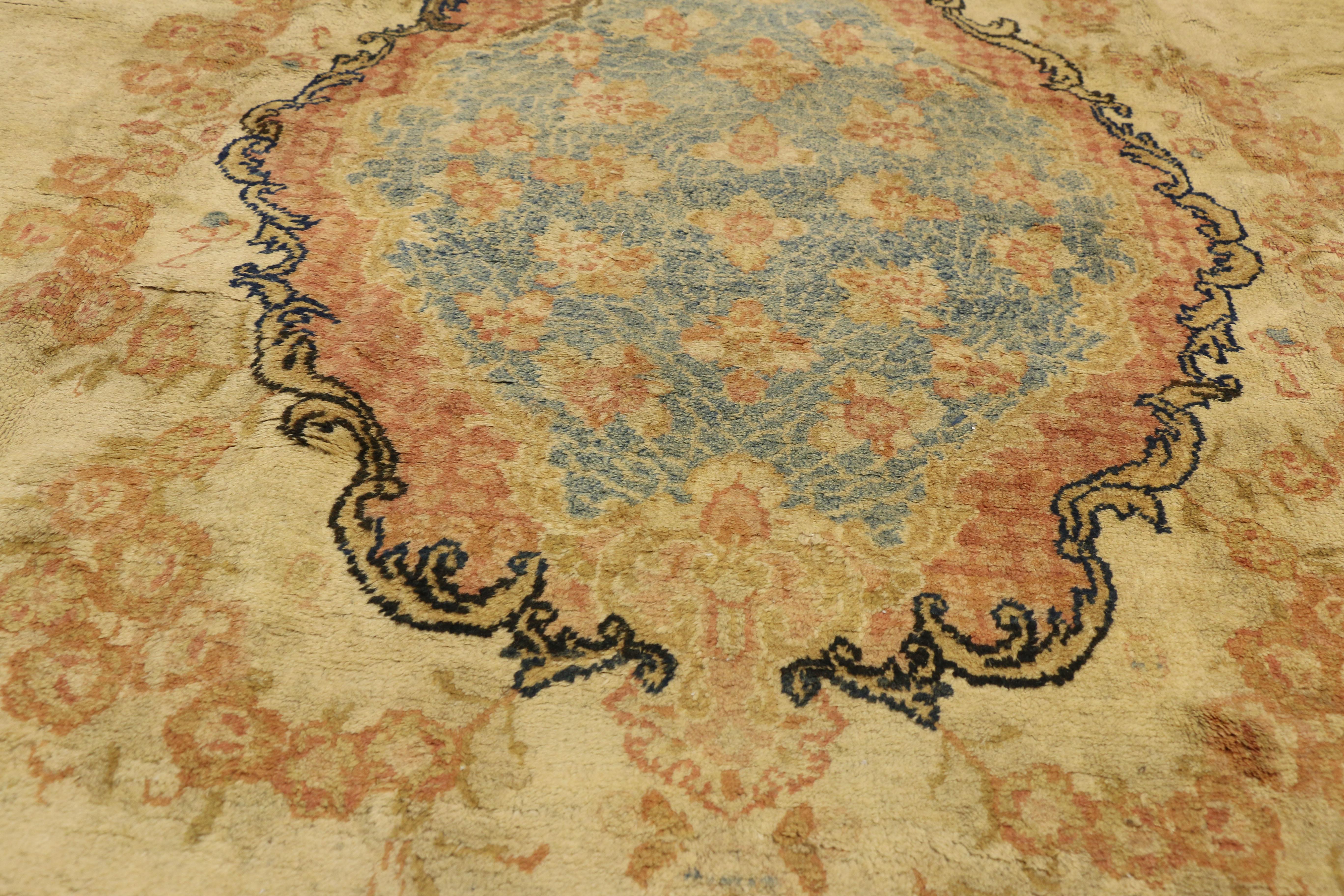 Noué à la main Tapis persan ancien de style rococo et Louis XV avec motif Mahal français en vente