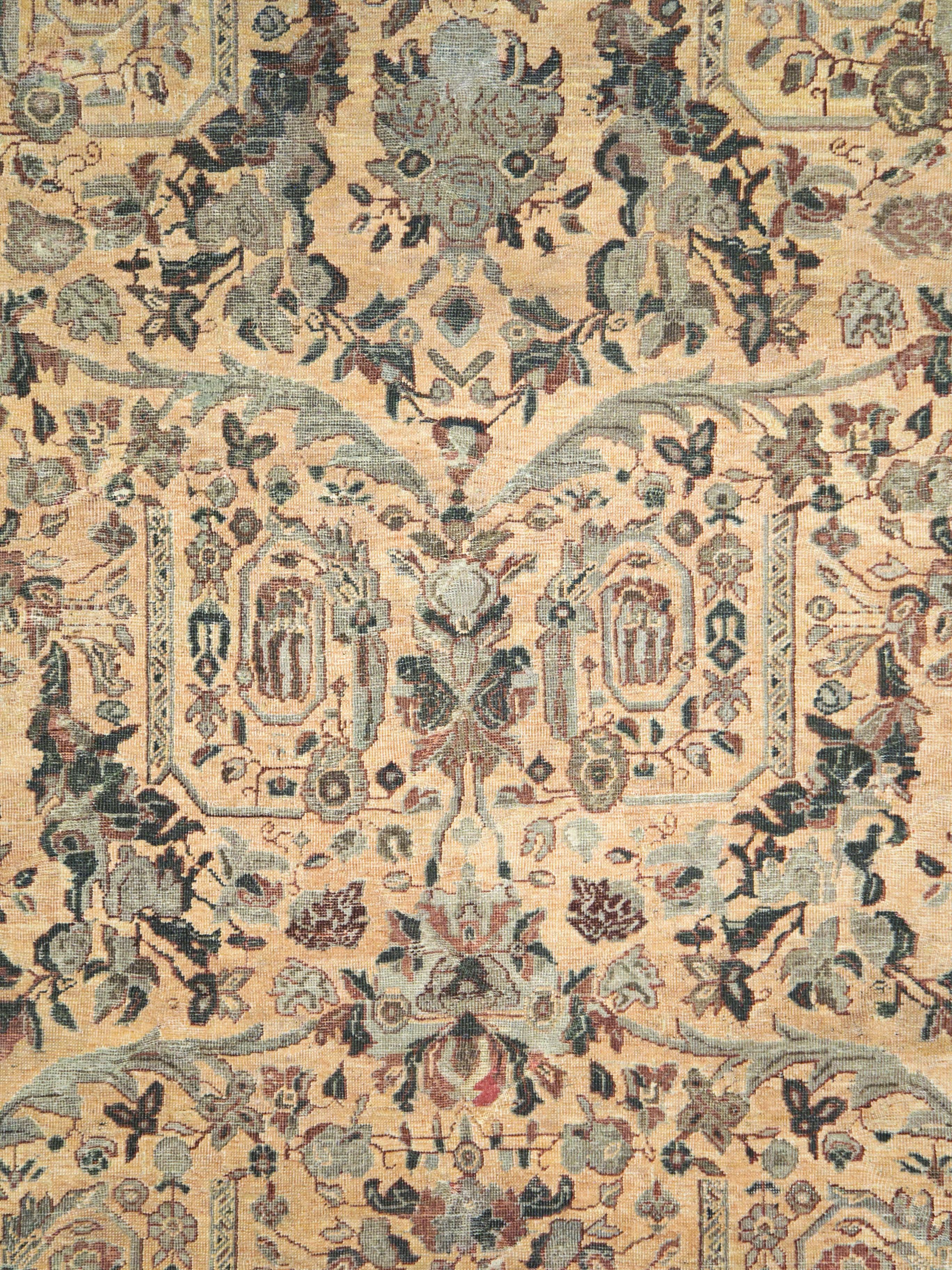 Ein antiker persischer Mahal-Teppich aus dem frühen 20. Jahrhundert mit einem Mustafi-Muster aus gewundenen Blattarabesken, gebrochenen Kränzen, Blumenbouquets im europäischen Stil und bunten, geraden Blumenfestons.