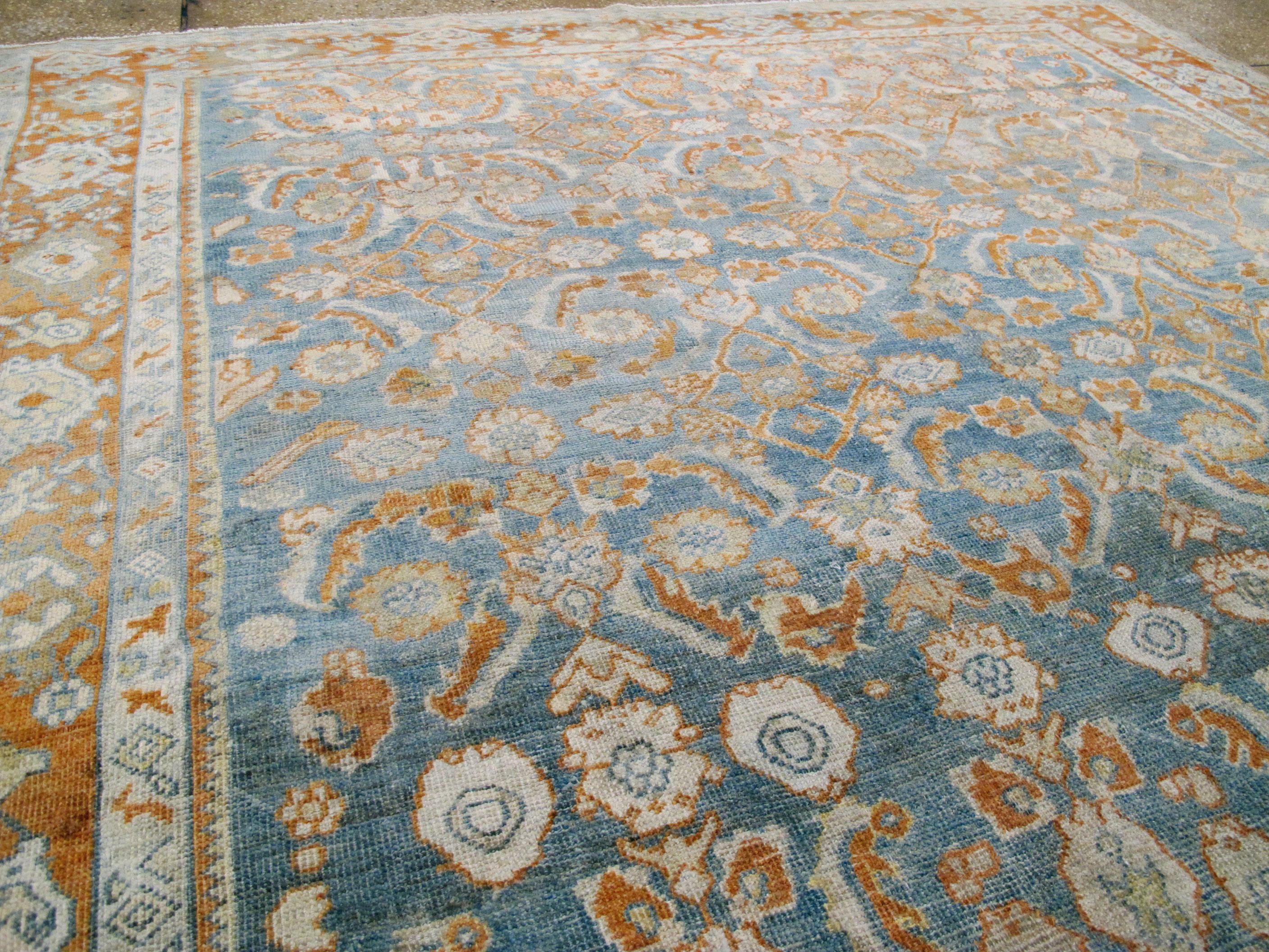 Antique Persian Mahal Carpet im Zustand „Gut“ in New York, NY