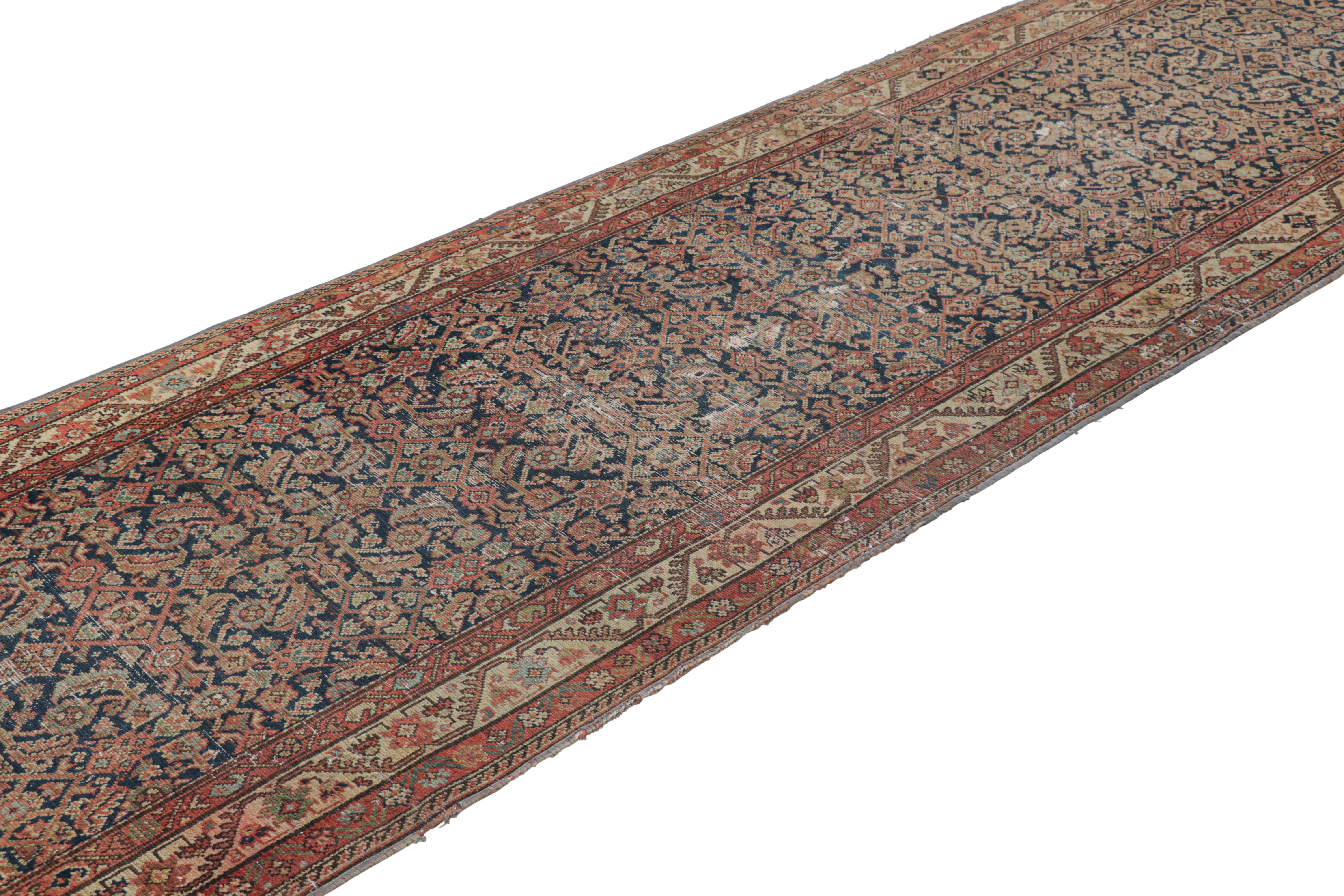 Dieser antike persische 3x16-Läufer aus Wolle, handgeknüpft um 1900-1920, mit der Provenienz Mahal ist eine der aufregendsten neuen Kurationen aus den seltenen Klassikern von Rug & Kilim - ein atemberaubendes Exemplar seiner Art, das bis heute eine